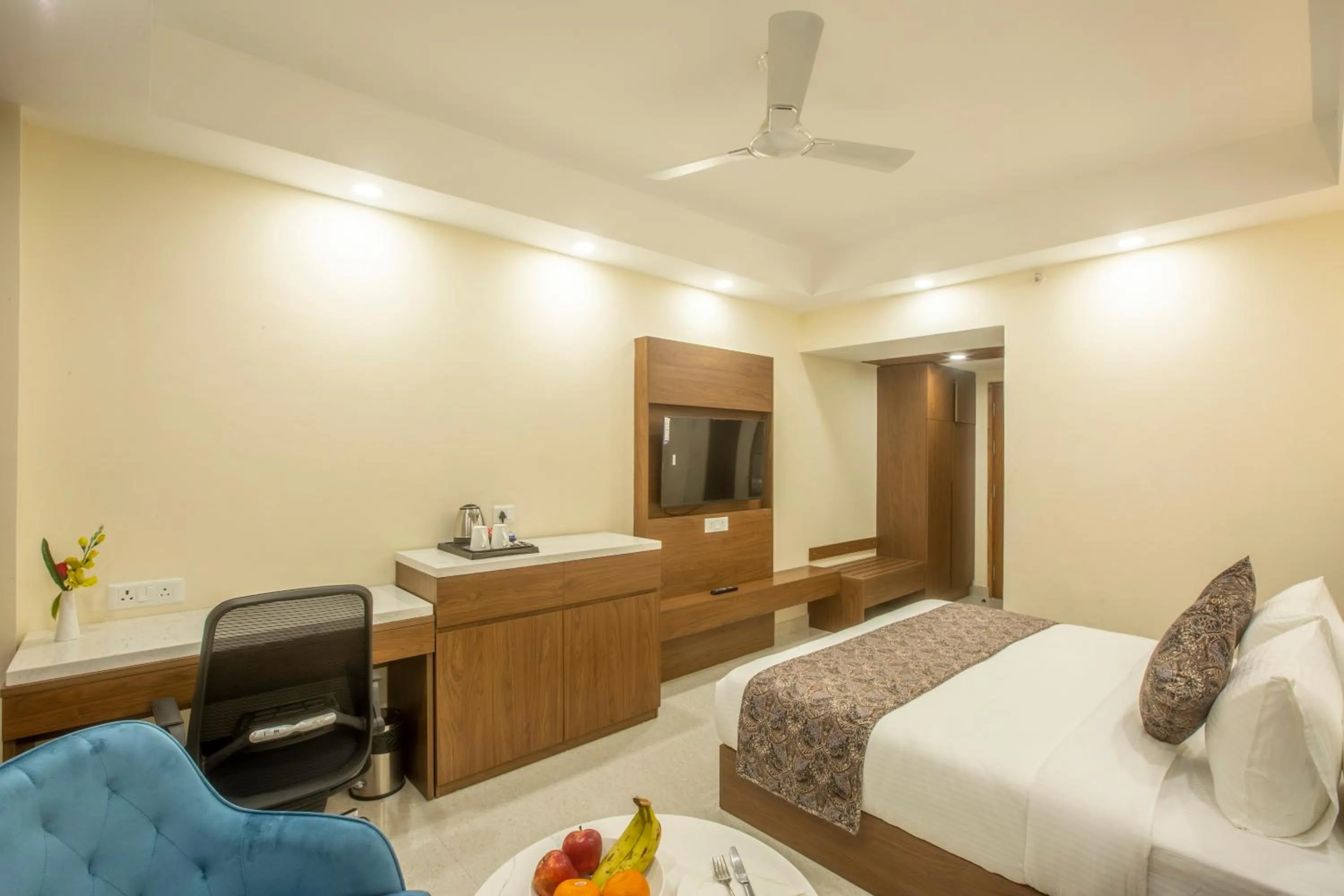 Bed in Hotel Luxe Opera NH8 - 7km from IGI Airport Delhi