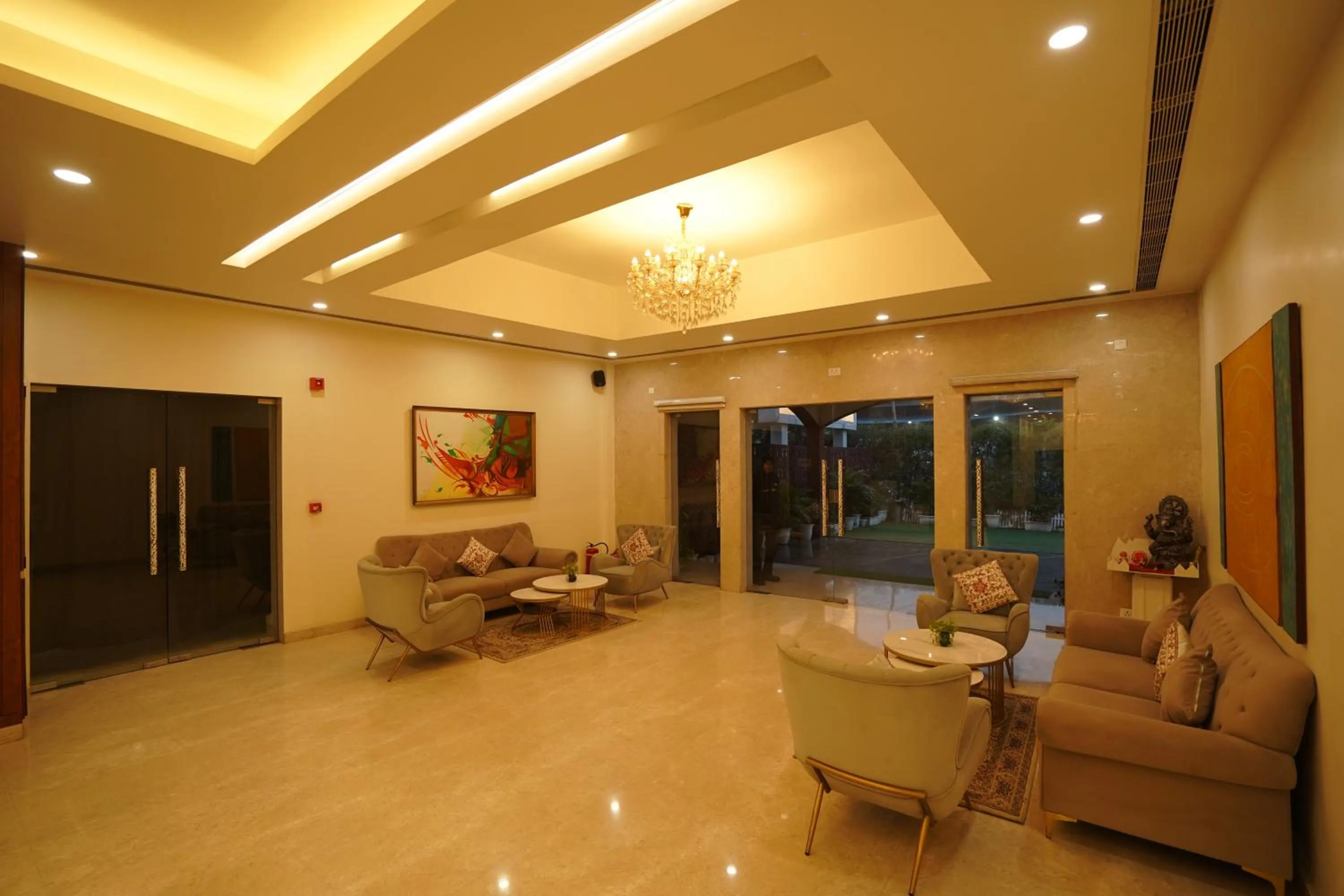 Lobby or reception in Hotel Luxe Opera NH8 - 7km from IGI Airport Delhi