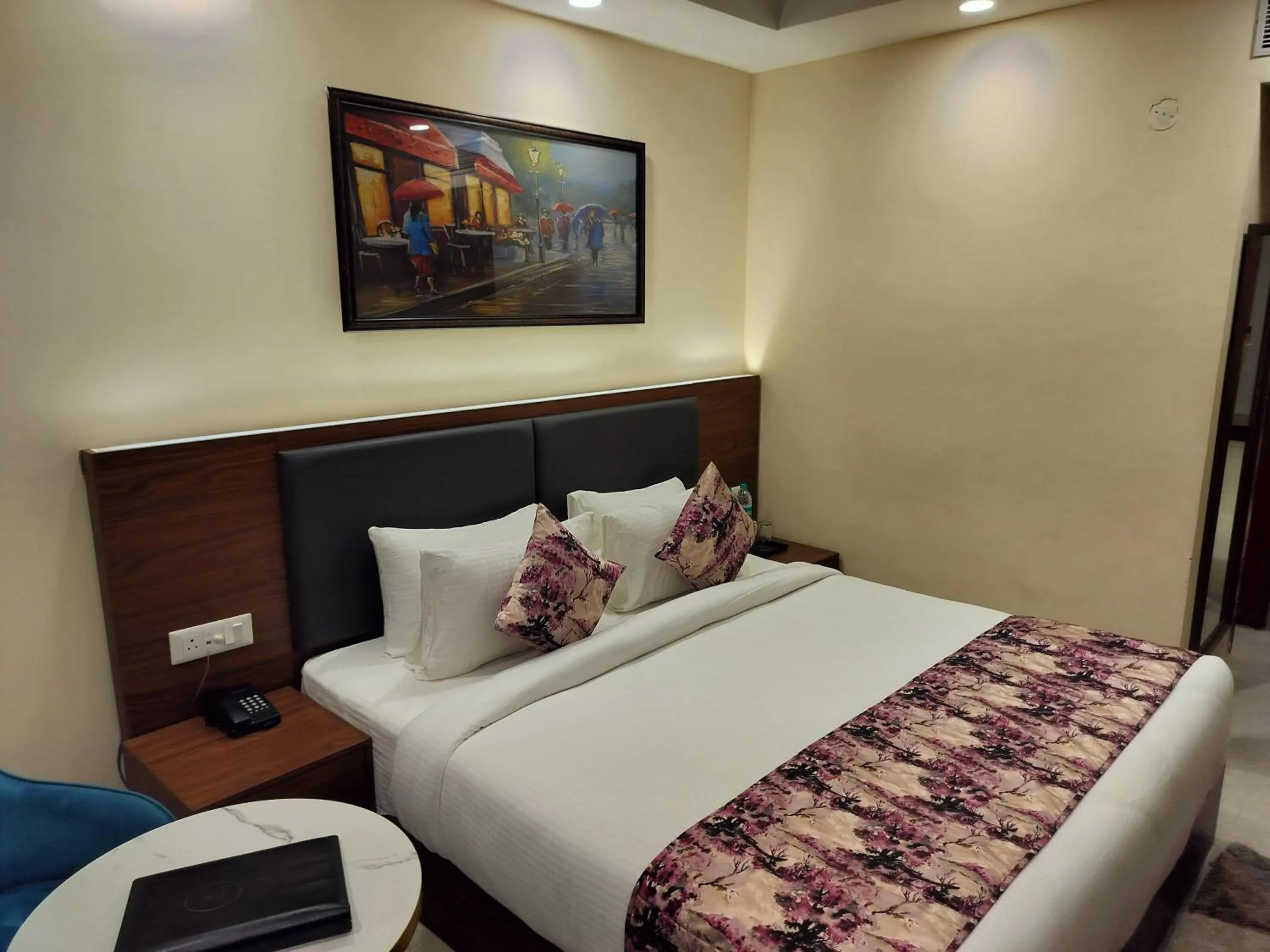 Bed in Hotel Luxe Opera NH8 - 7km from IGI Airport Delhi