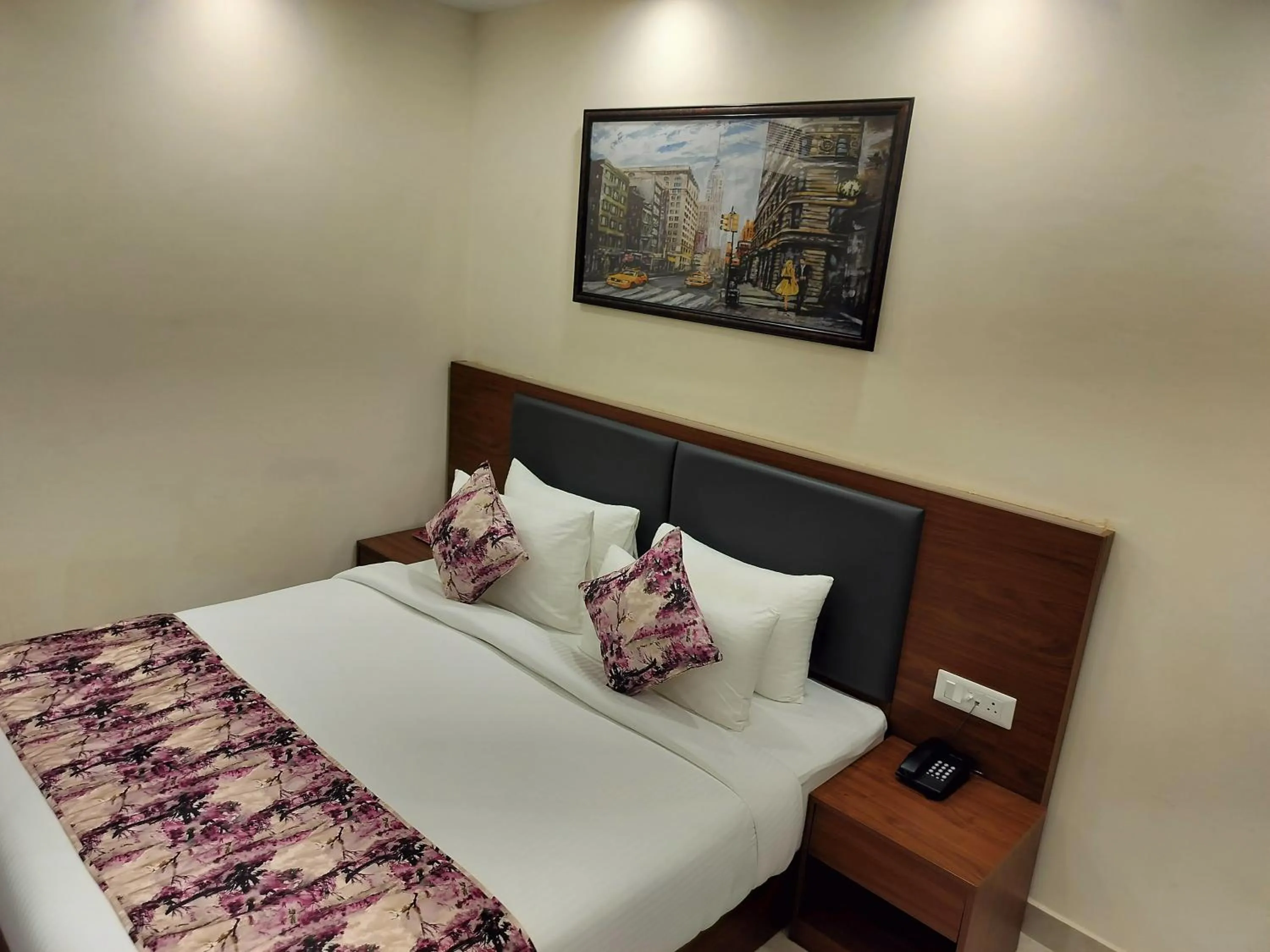 Bed in Hotel Luxe Opera NH8 - 7km from IGI Airport Delhi