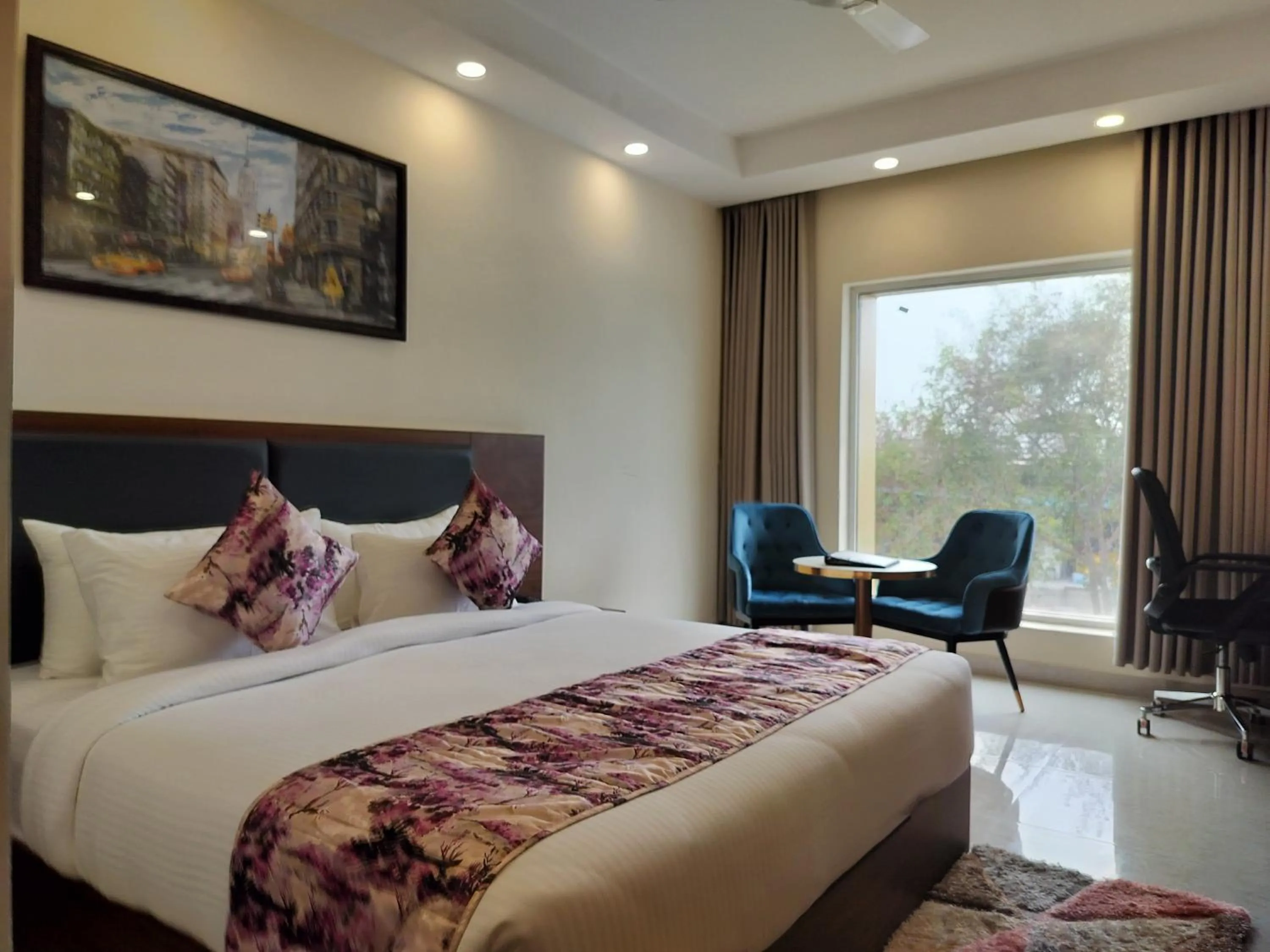 Bedroom, Bed in Hotel Luxe Opera NH8 - 7km from IGI Airport Delhi