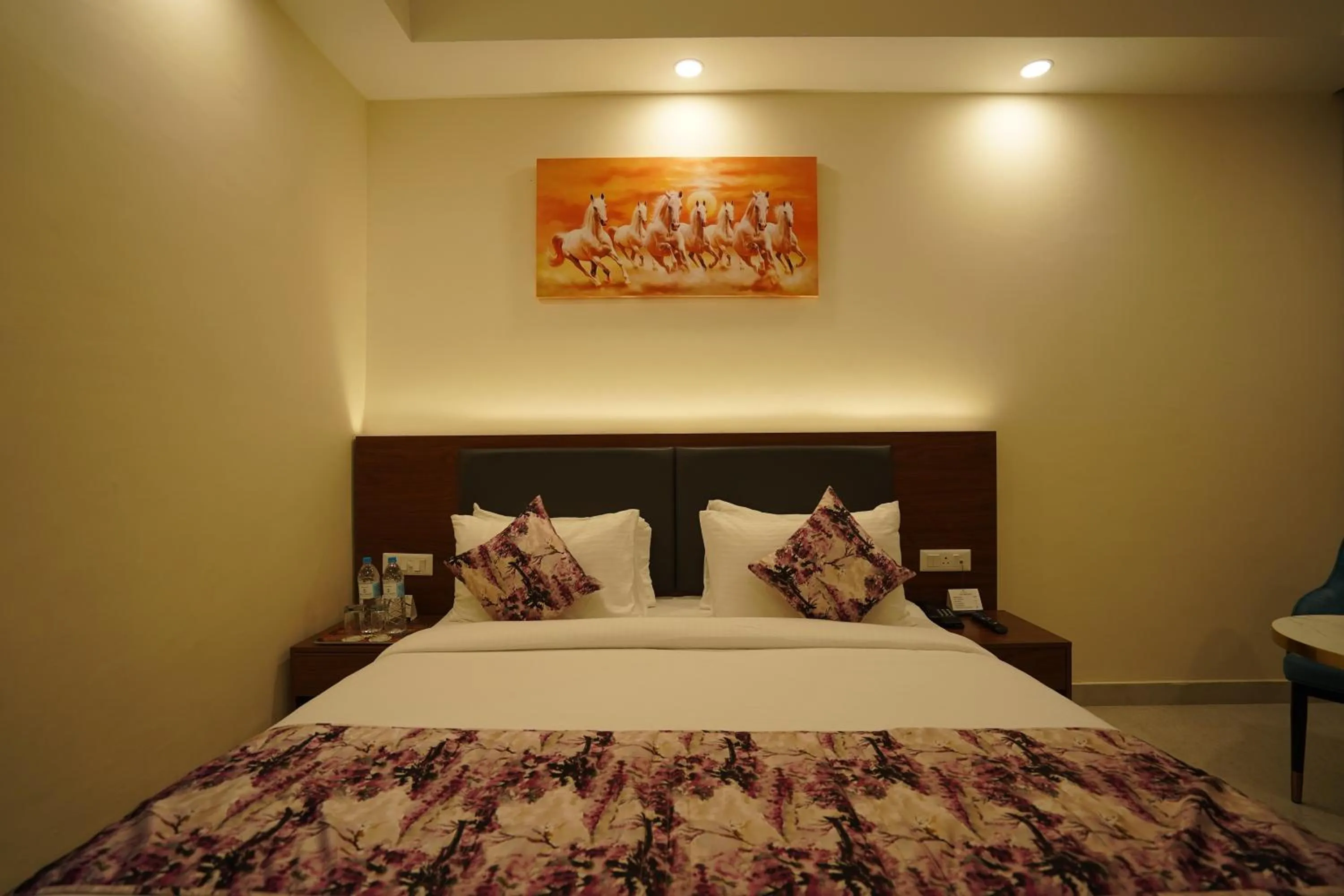 Bedroom, Bed in Hotel Luxe Opera NH8 - 7km from IGI Airport Delhi