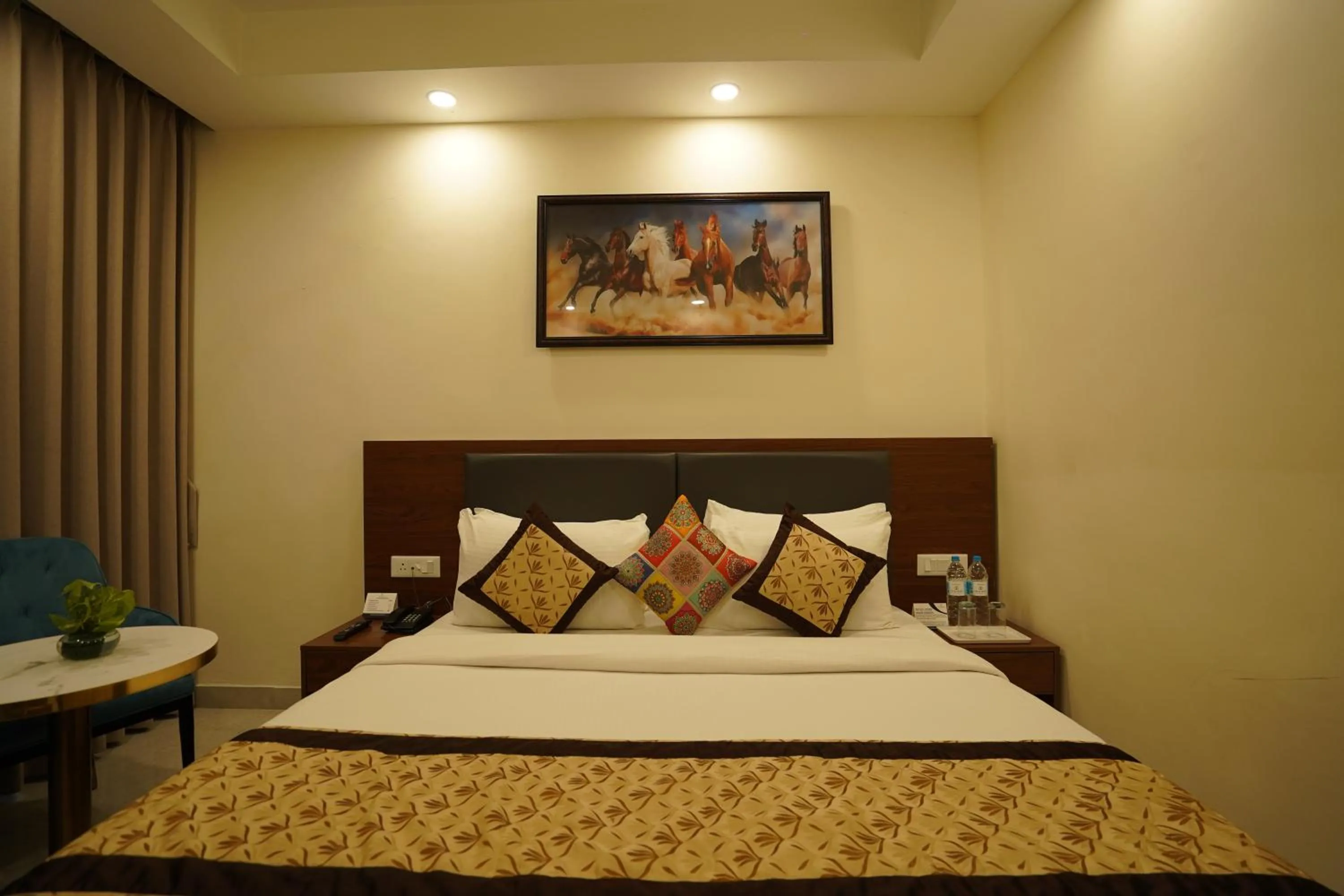 Bedroom, Bed in Hotel Luxe Opera NH8 - 7km from IGI Airport Delhi
