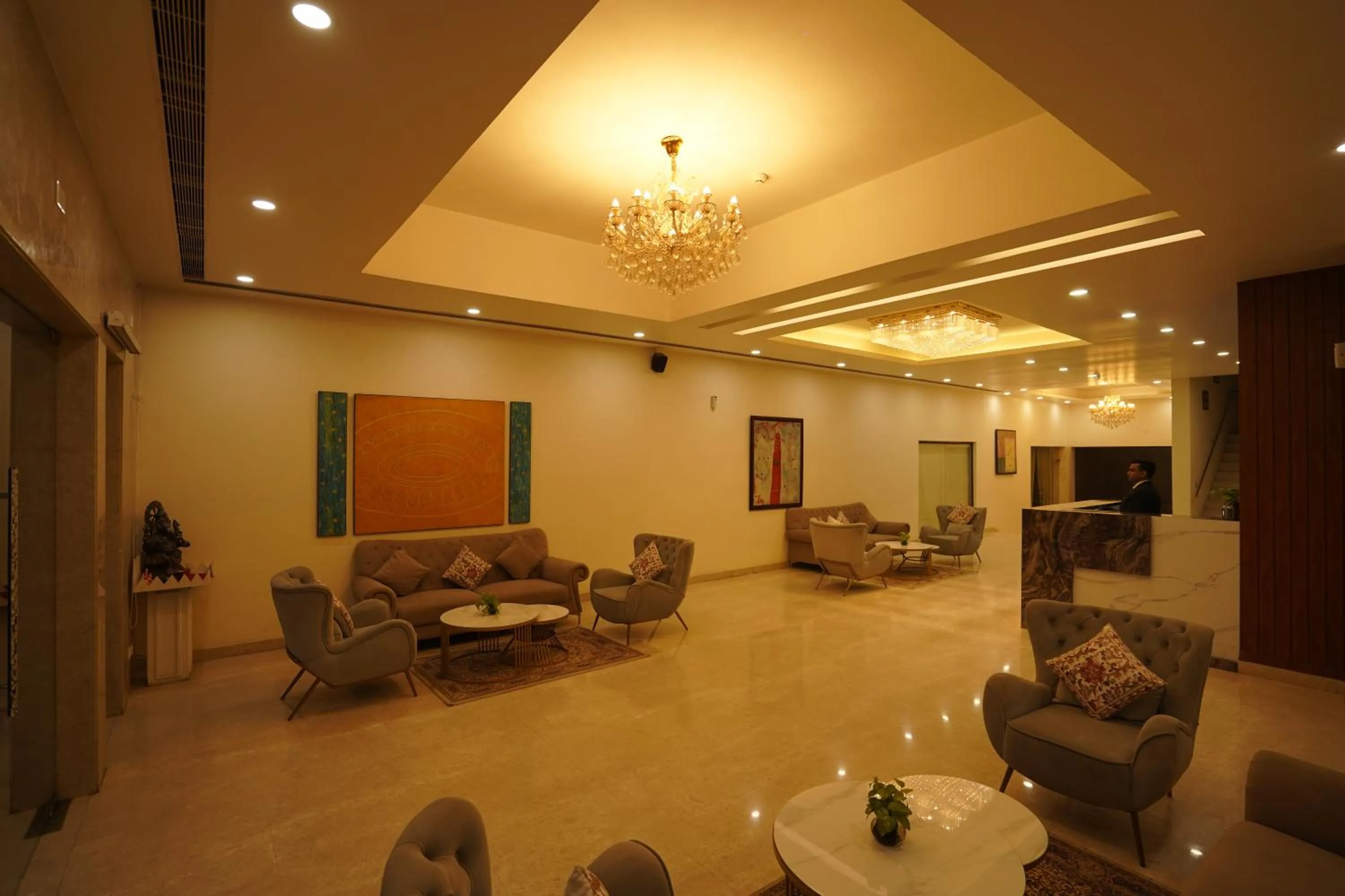 Lobby or reception in Hotel Luxe Opera NH8 - 7km from IGI Airport Delhi