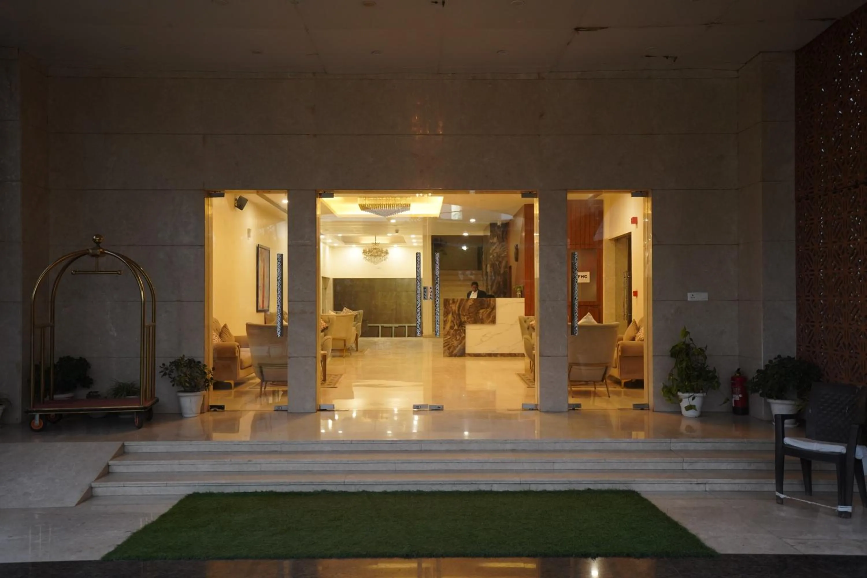 Lobby or reception in Hotel Luxe Opera NH8 - 7km from IGI Airport Delhi