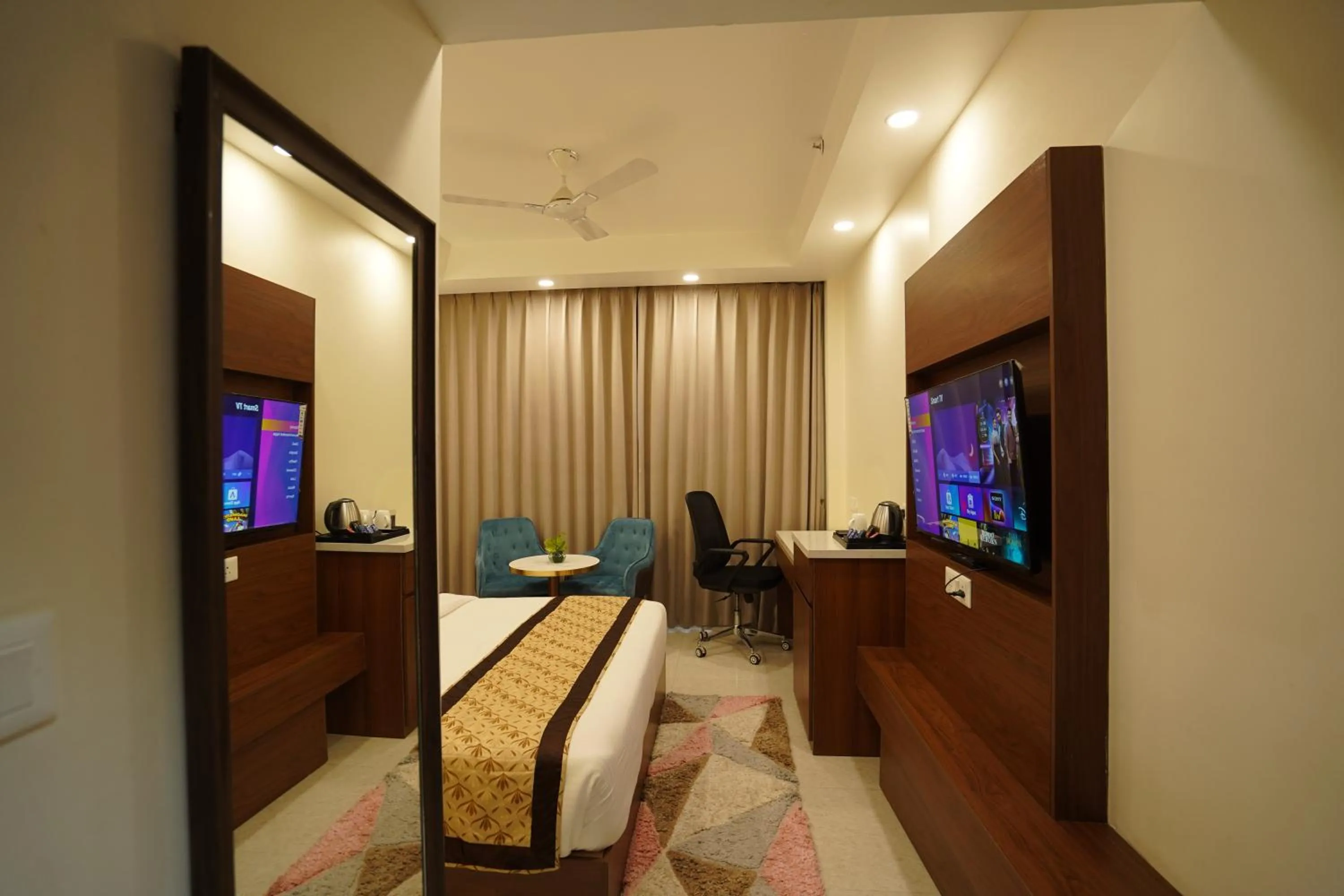 Bedroom, Bed in Hotel Luxe Opera NH8 - 7km from IGI Airport Delhi