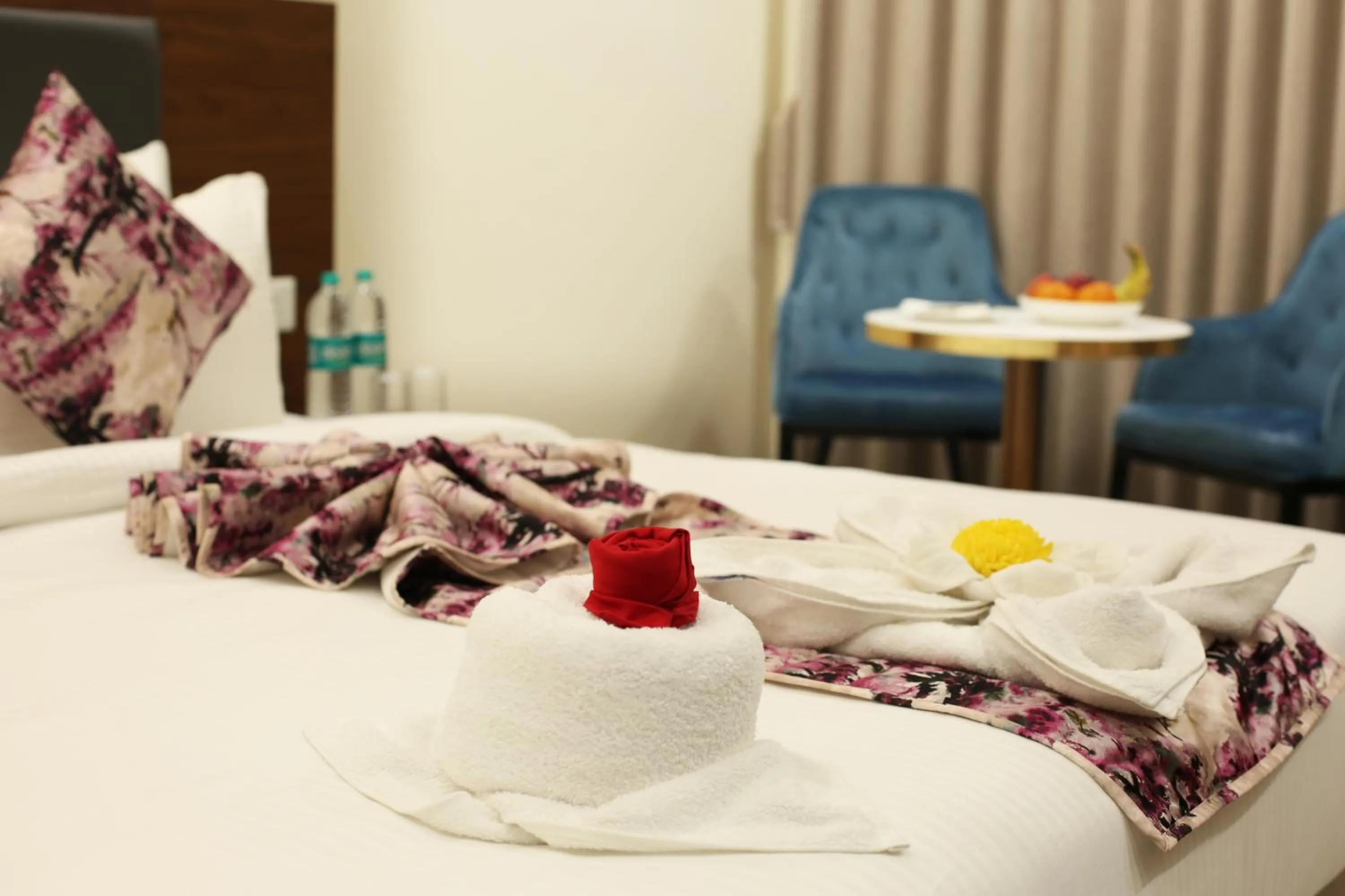 Bed in Hotel Luxe Opera NH8 - 7km from IGI Airport Delhi