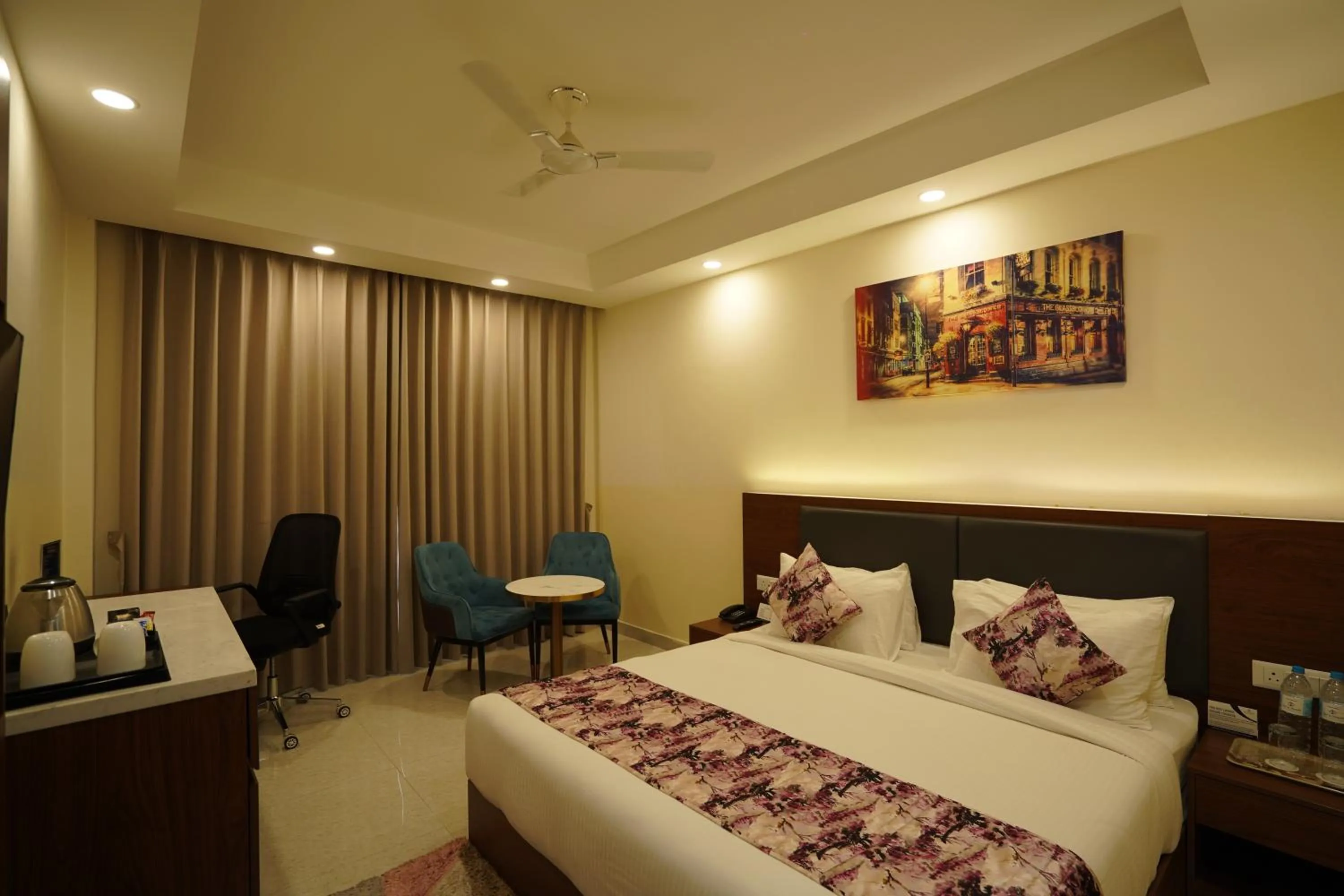 Bedroom, Bed in Hotel Luxe Opera NH8 - 7km from IGI Airport Delhi