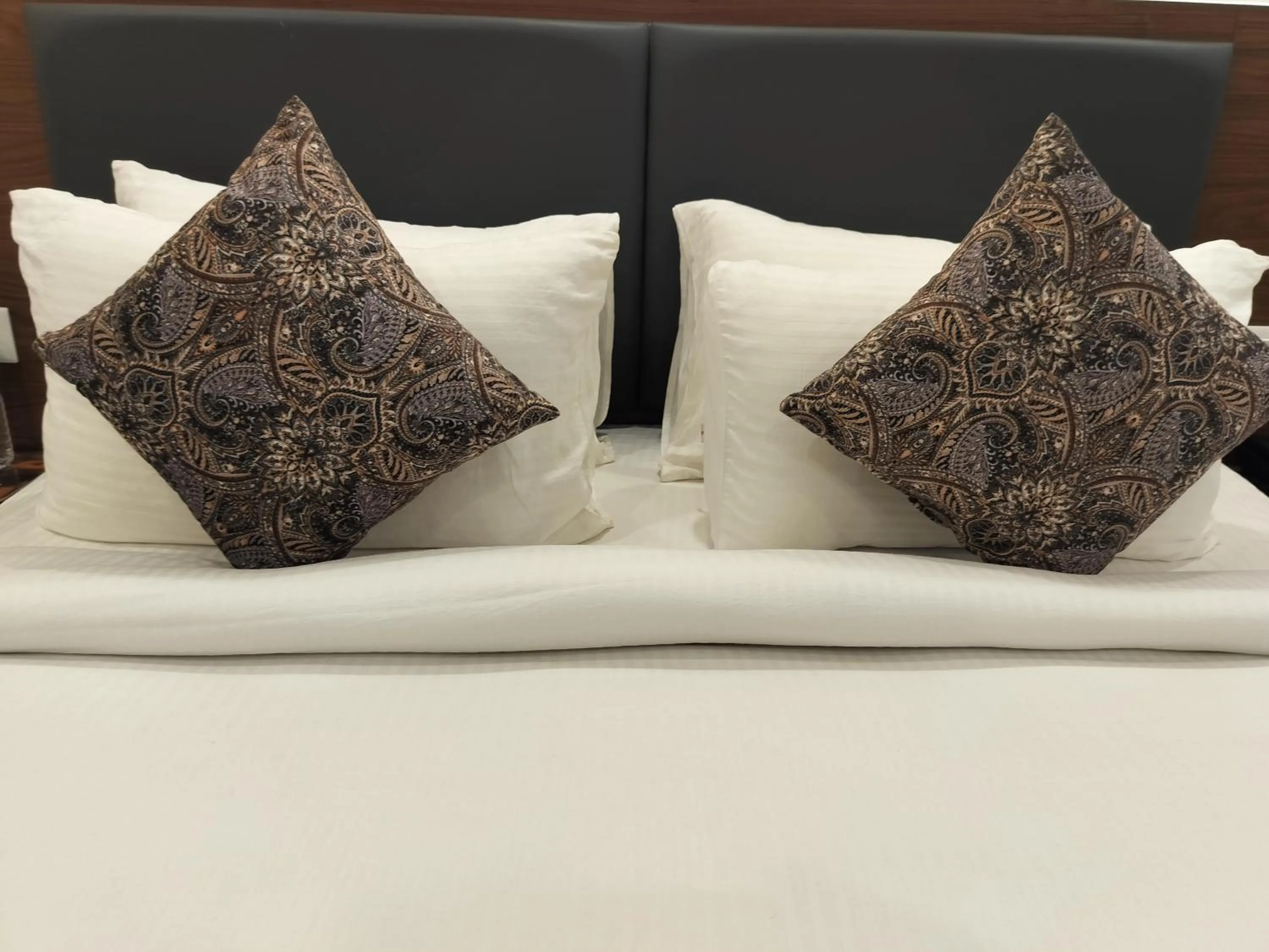 Bedroom, Bed in Hotel Luxe Opera NH8 - 7km from IGI Airport Delhi