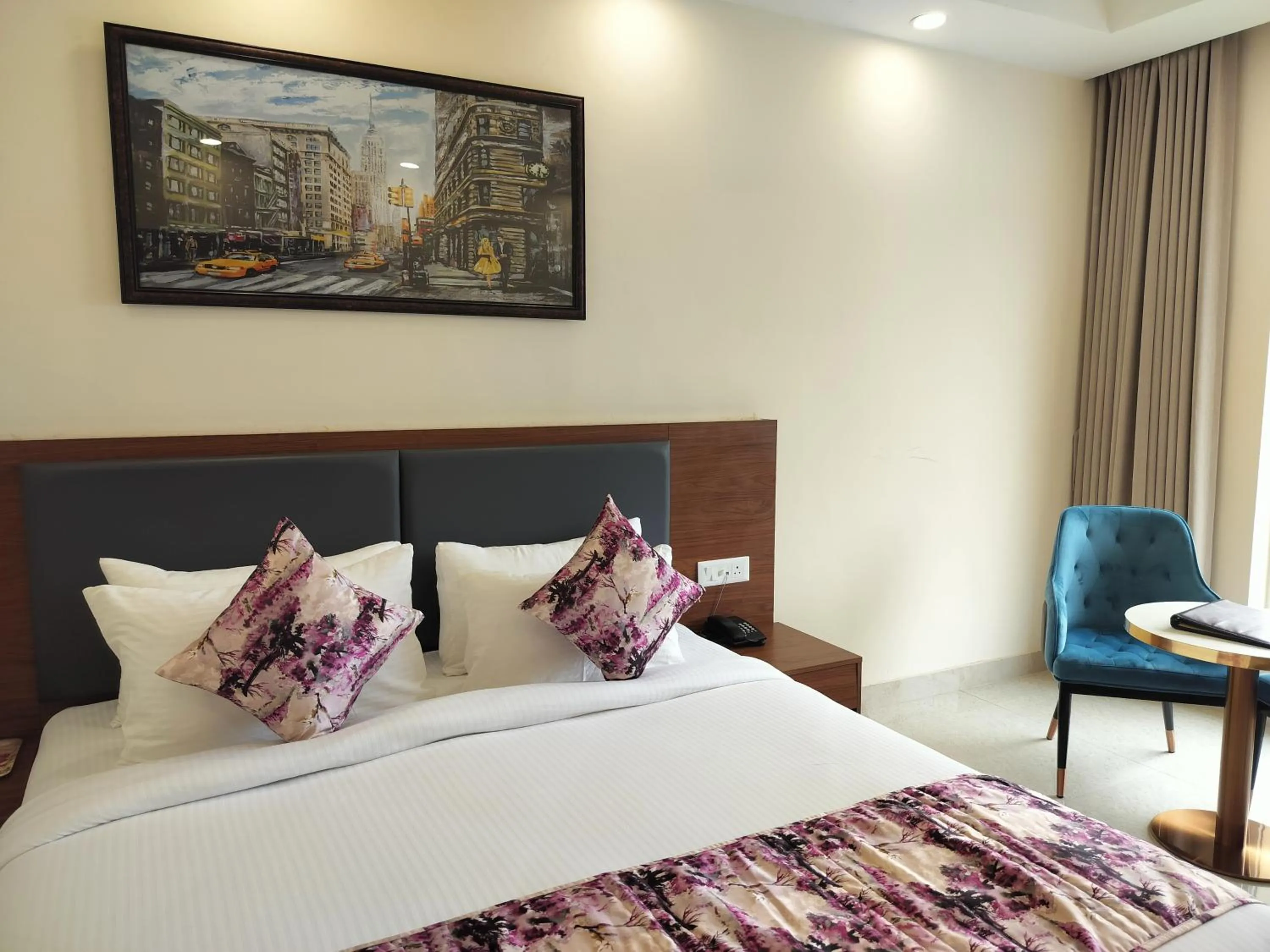 Bed in Hotel Luxe Opera NH8 - 7km from IGI Airport Delhi