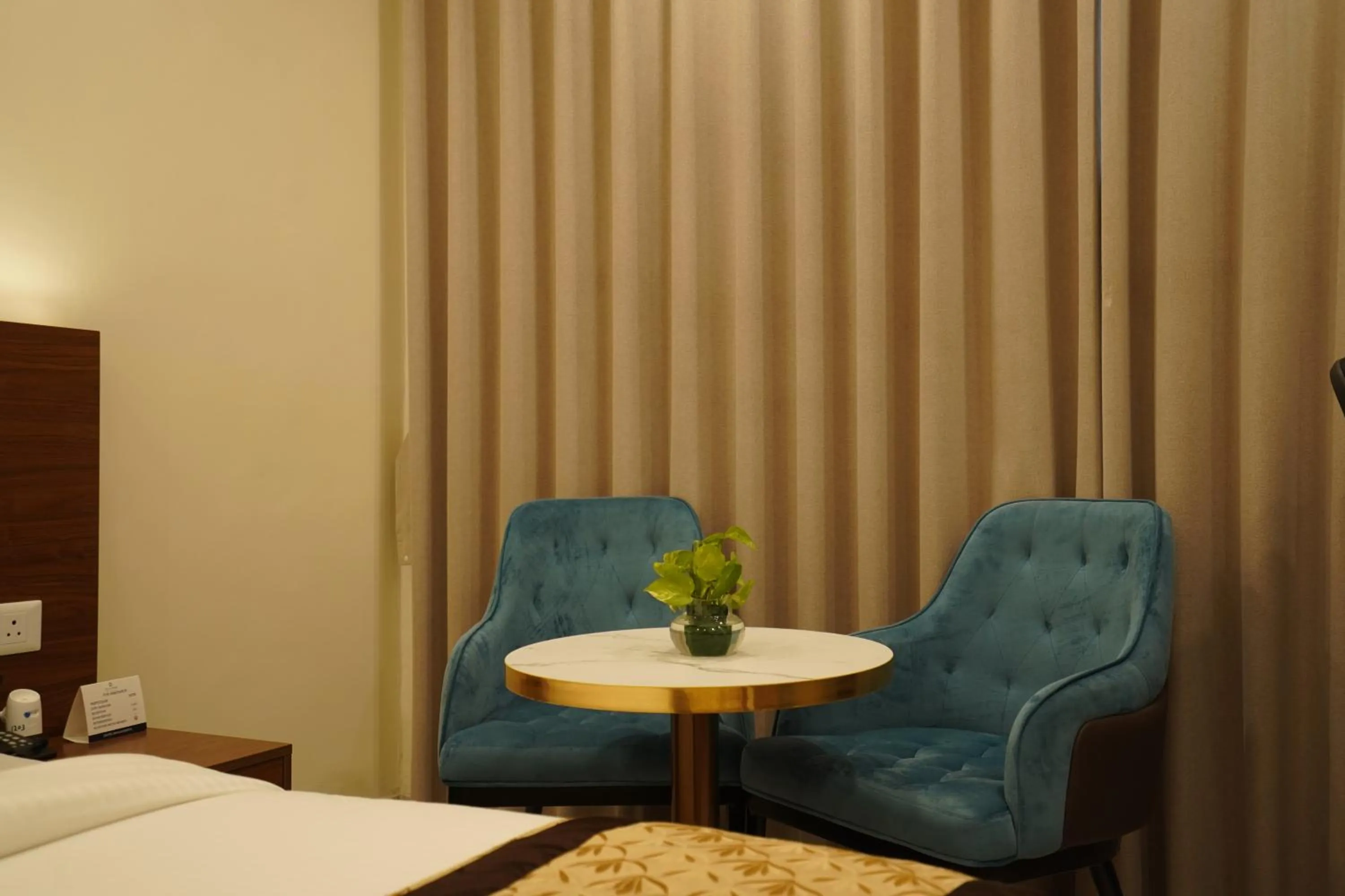 Bedroom, Bed in Hotel Luxe Opera NH8 - 7km from IGI Airport Delhi