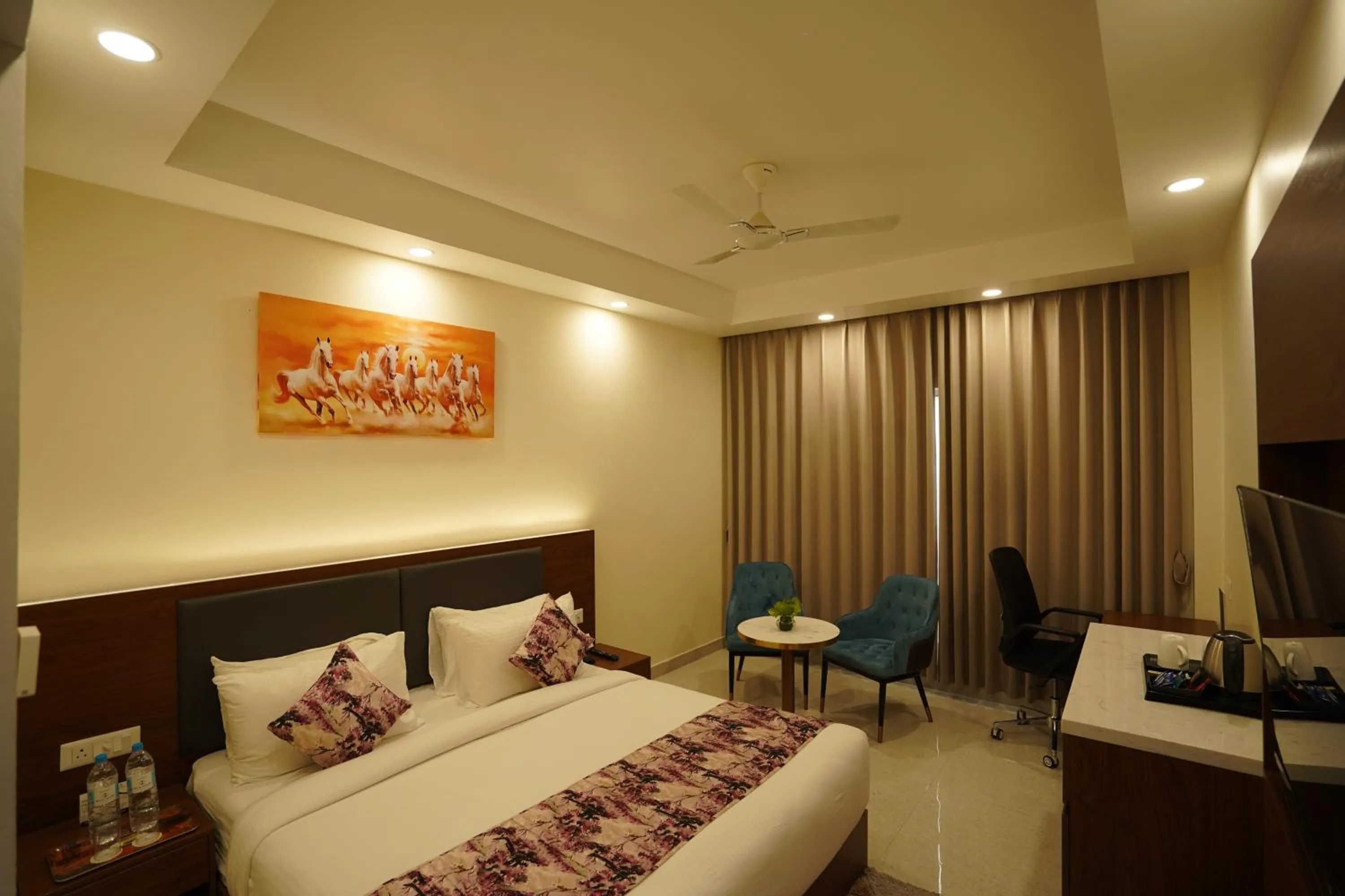 Bedroom, Bed in Hotel Luxe Opera NH8 - 7km from IGI Airport Delhi
