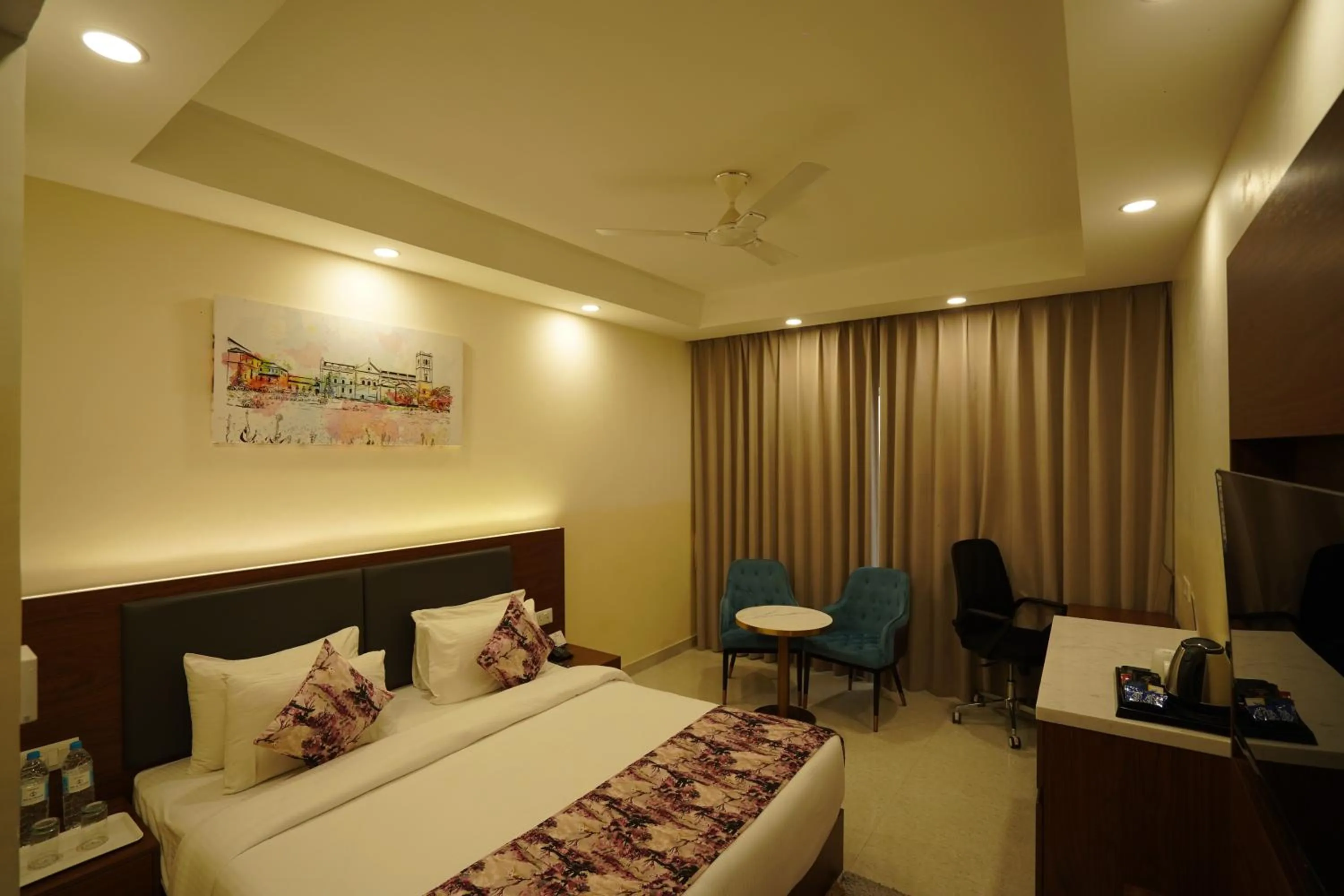 Bedroom, Bed in Hotel Luxe Opera NH8 - 7km from IGI Airport Delhi