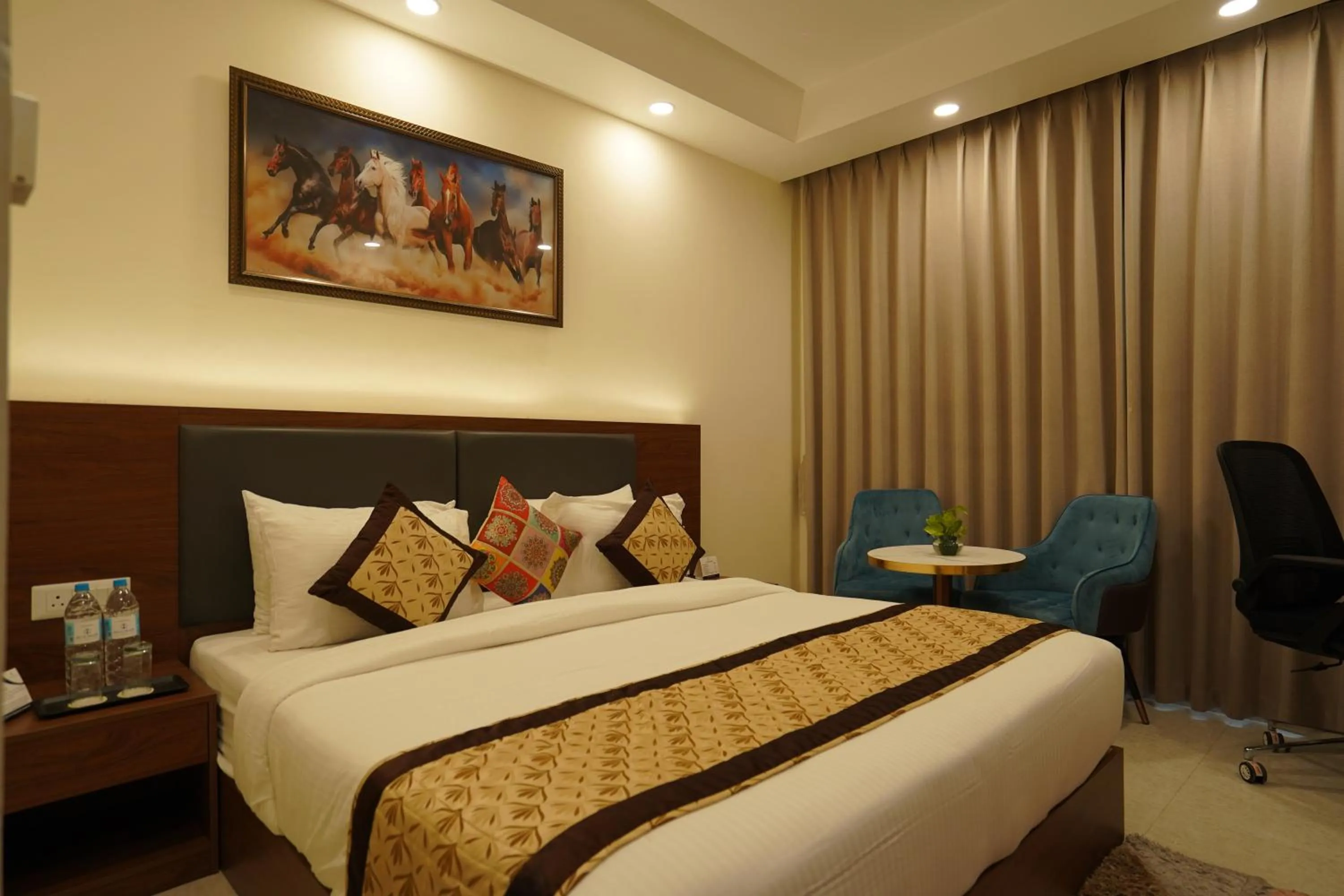 Bedroom, Bed in Hotel Luxe Opera NH8 - 7km from IGI Airport Delhi