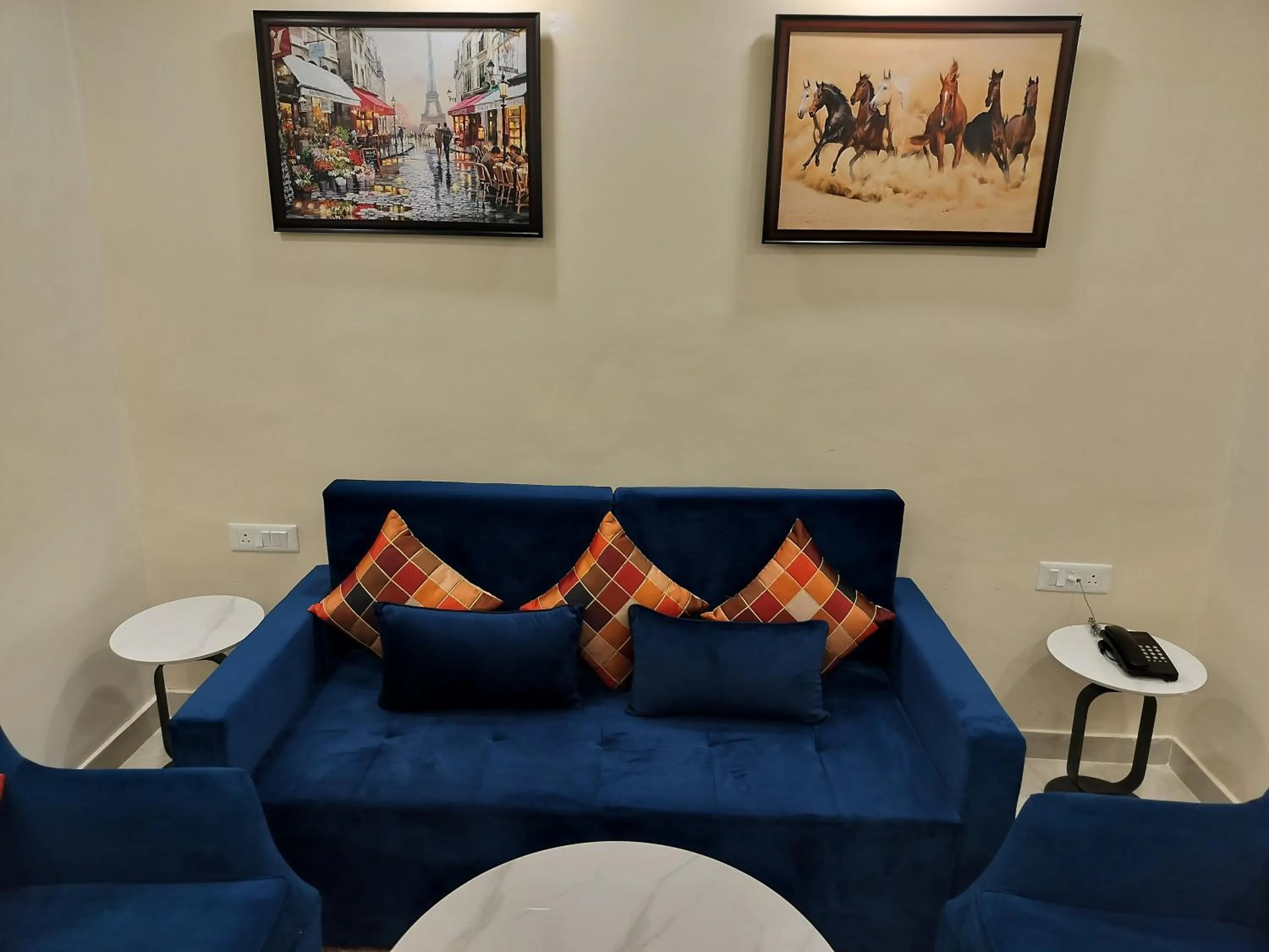 Living room in Hotel Luxe Opera NH8 - 7km from IGI Airport Delhi