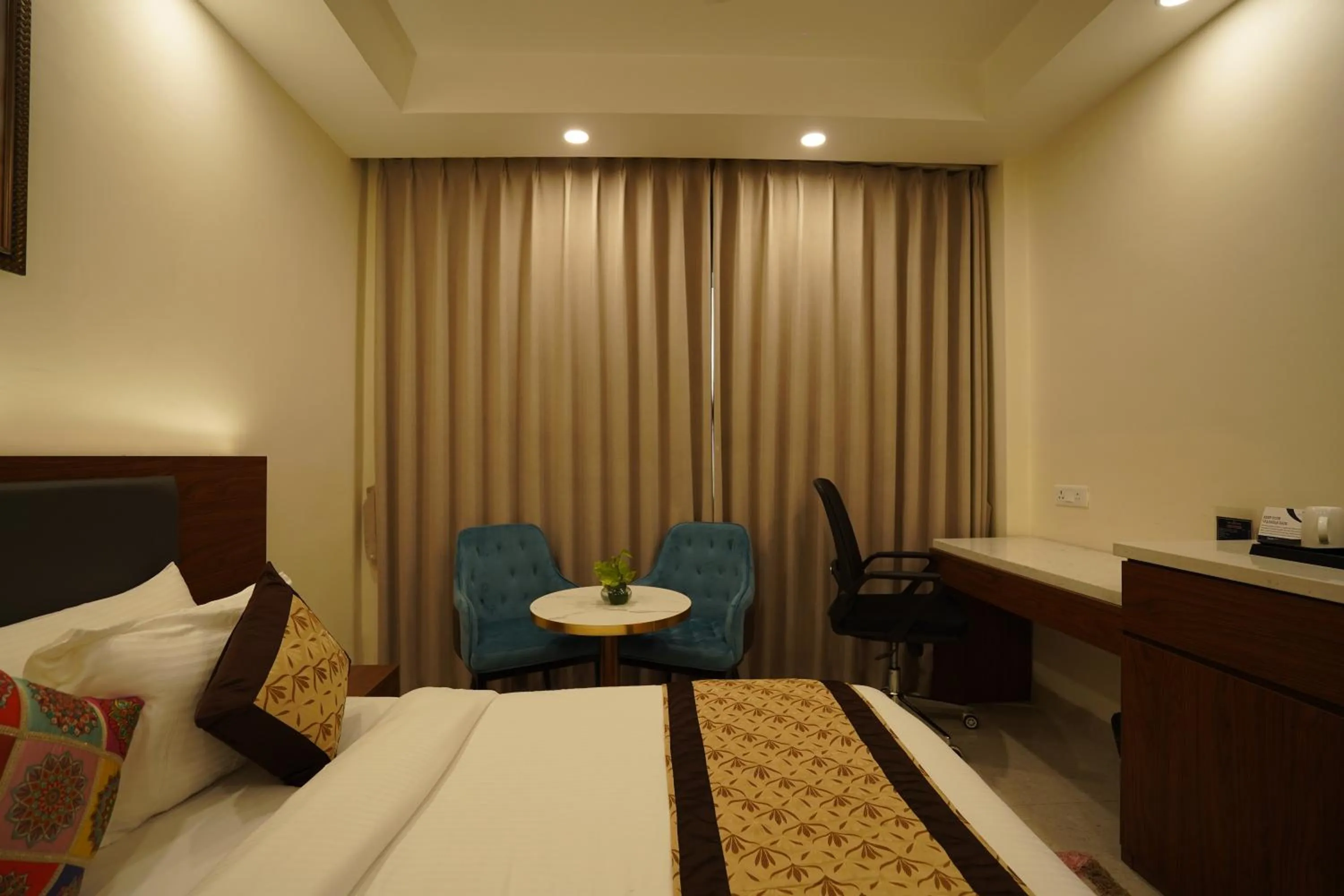Bedroom, Bed in Hotel Luxe Opera NH8 - 7km from IGI Airport Delhi