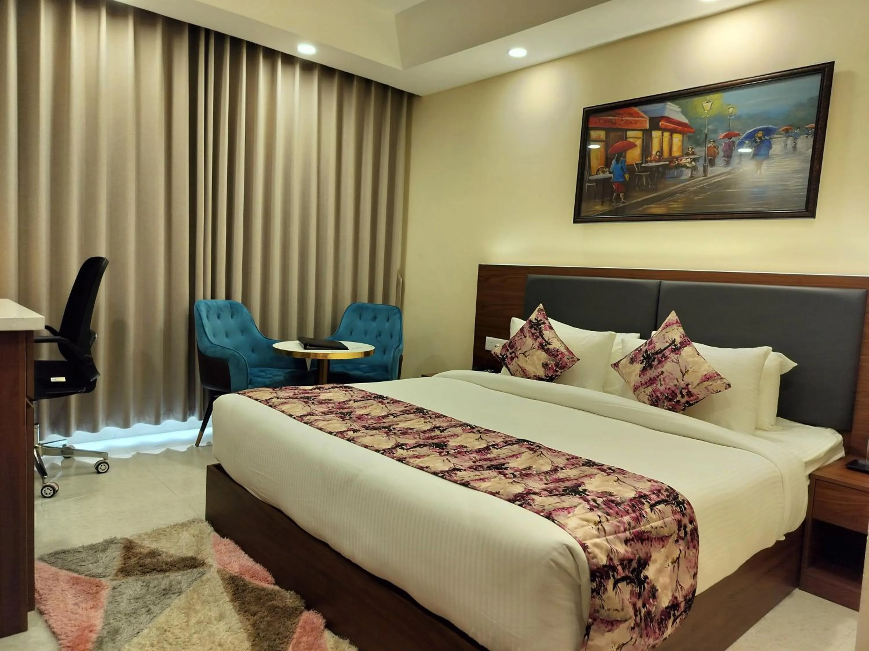 Bed in Hotel Luxe Opera NH8 - 7km from IGI Airport Delhi
