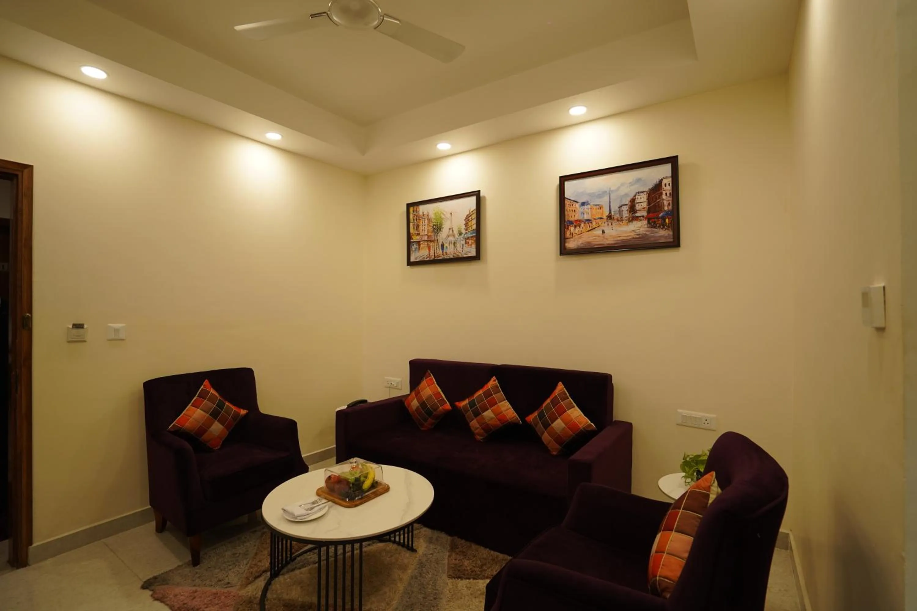 Living room in Hotel Luxe Opera NH8 - 7km from IGI Airport Delhi