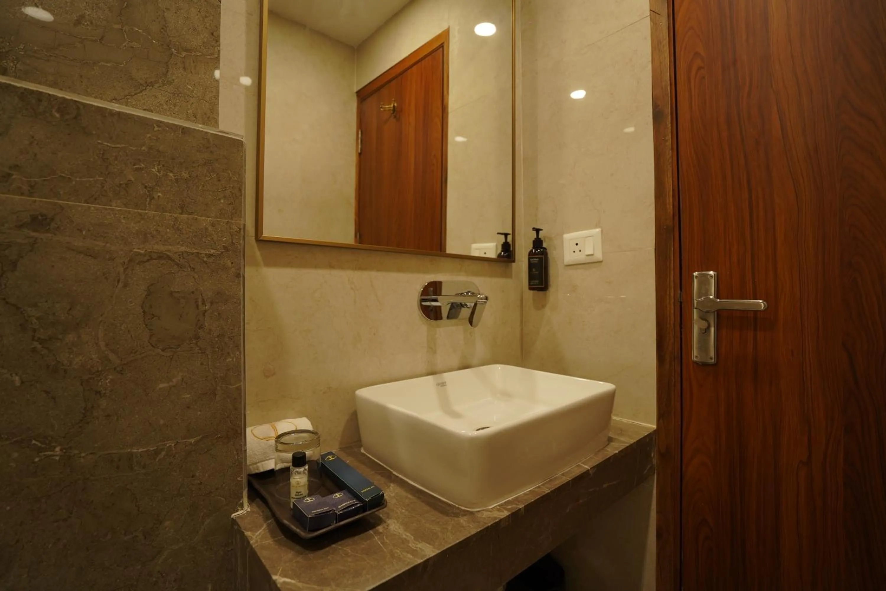 Bedroom in Hotel Luxe Opera NH8 - 7km from IGI Airport Delhi