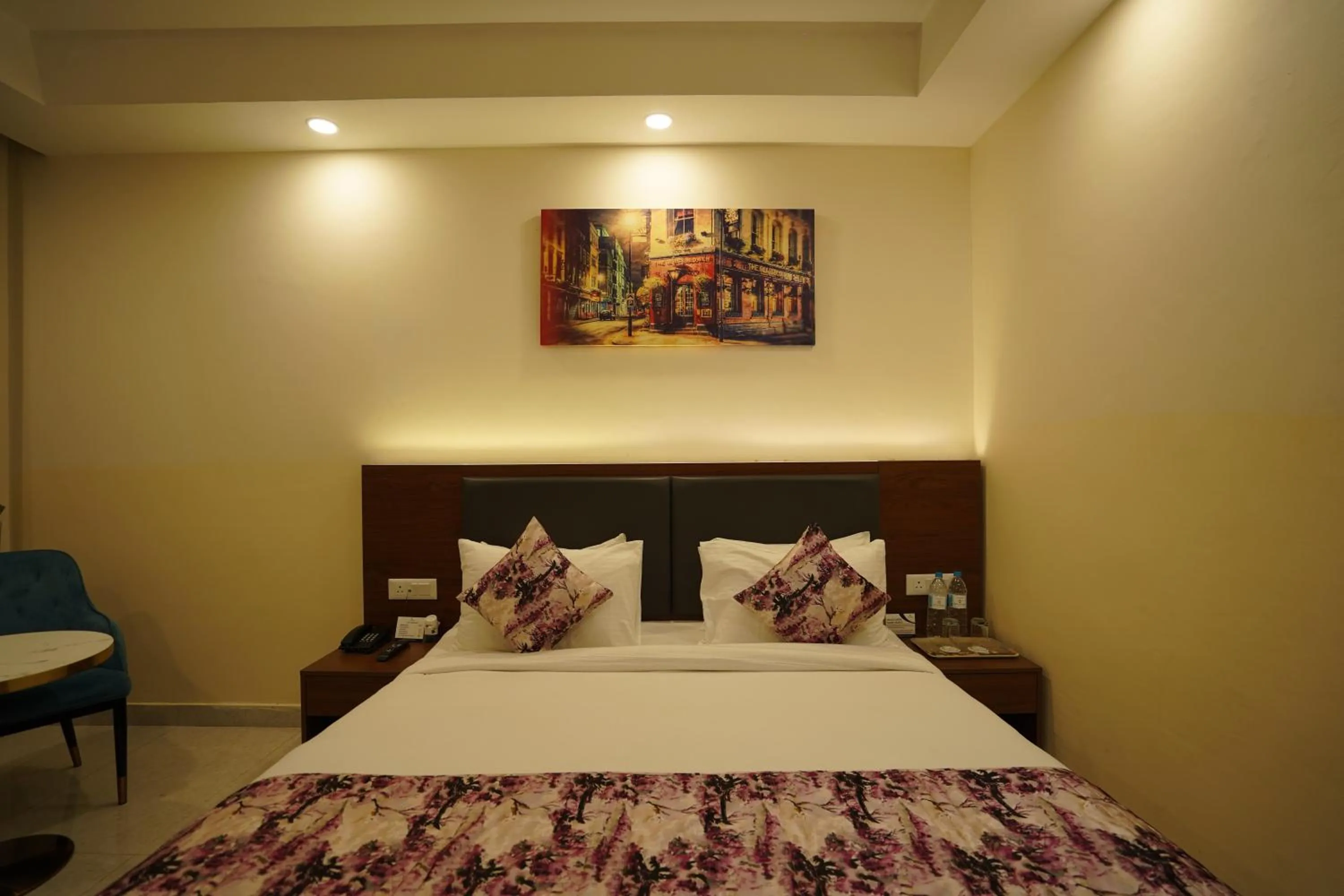 Bedroom, Bed in Hotel Luxe Opera NH8 - 7km from IGI Airport Delhi