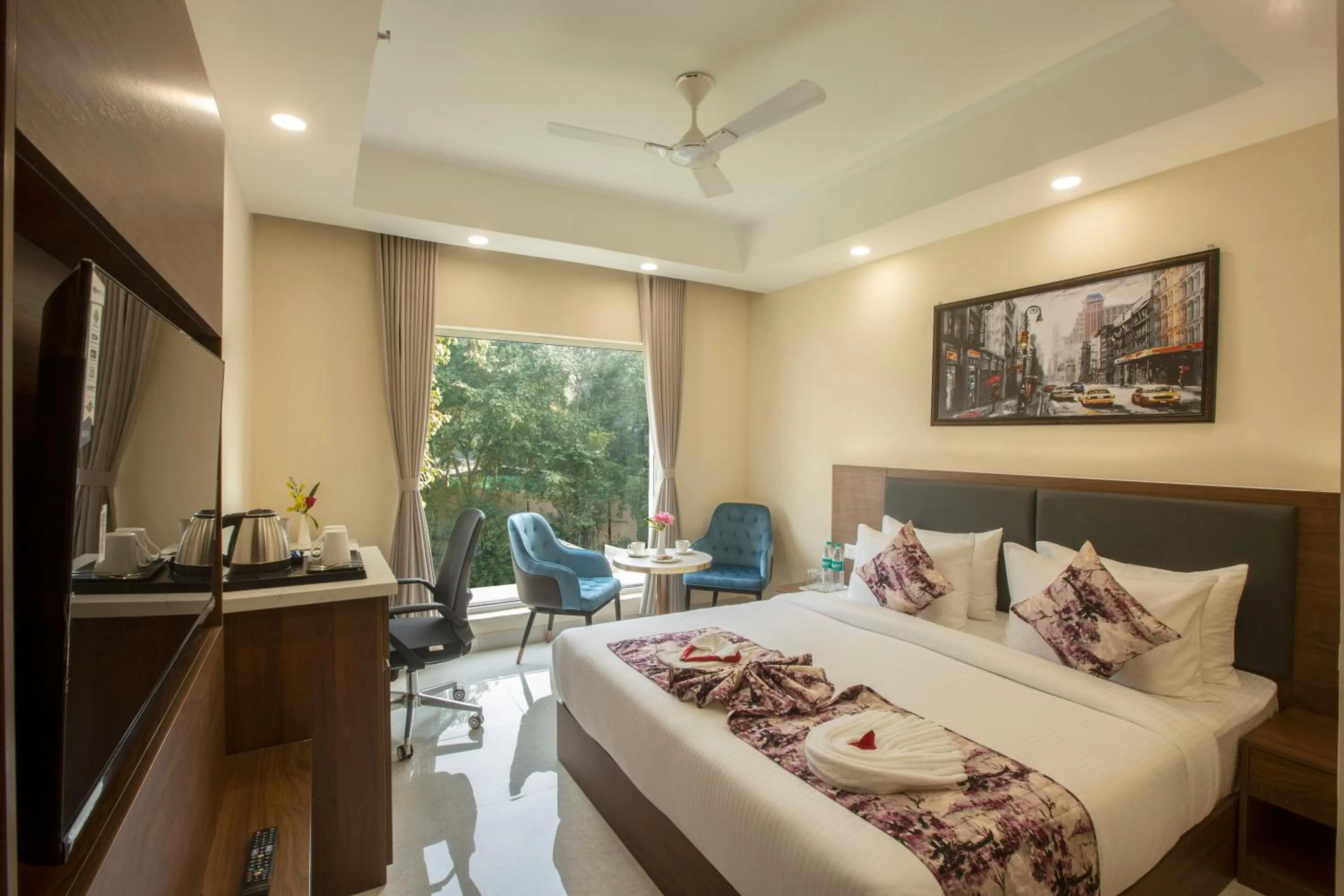 Bed in Hotel Luxe Opera NH8 - 7km from IGI Airport Delhi