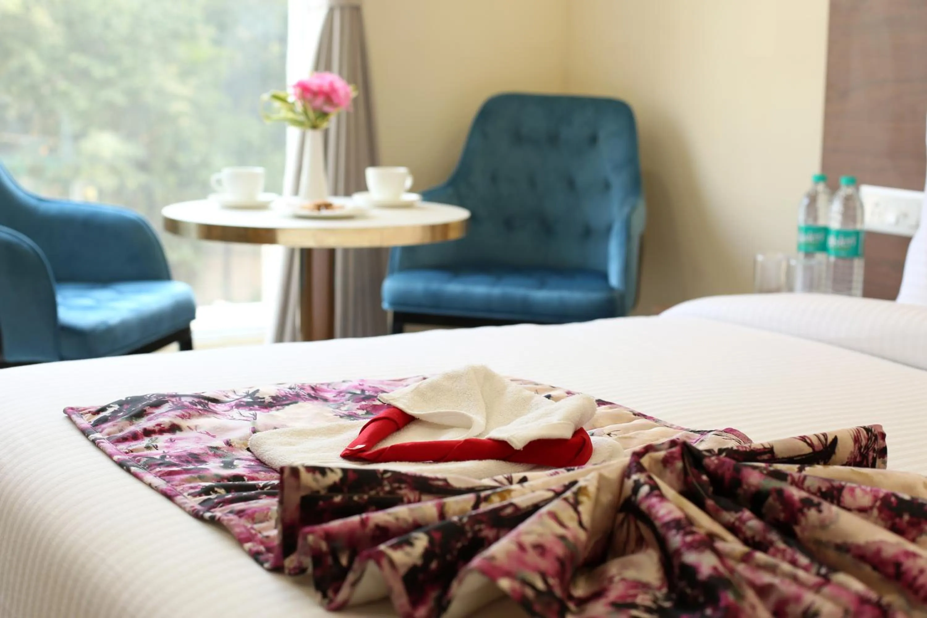 Bedroom, Bed in Hotel Luxe Opera NH8 - 7km from IGI Airport Delhi