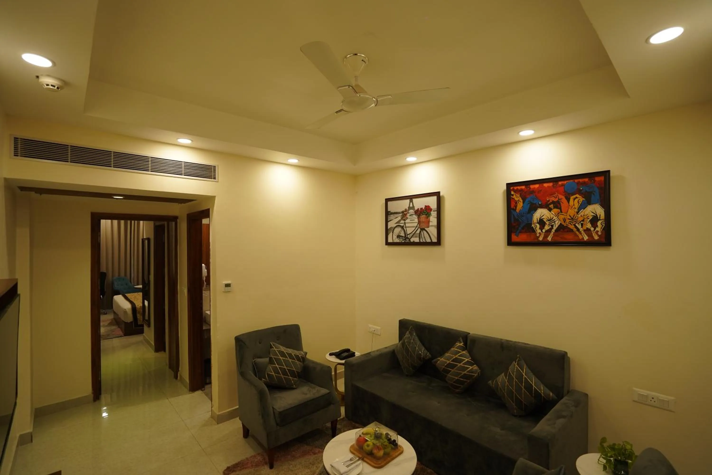 Bedroom in Hotel Luxe Opera NH8 - 7km from IGI Airport Delhi