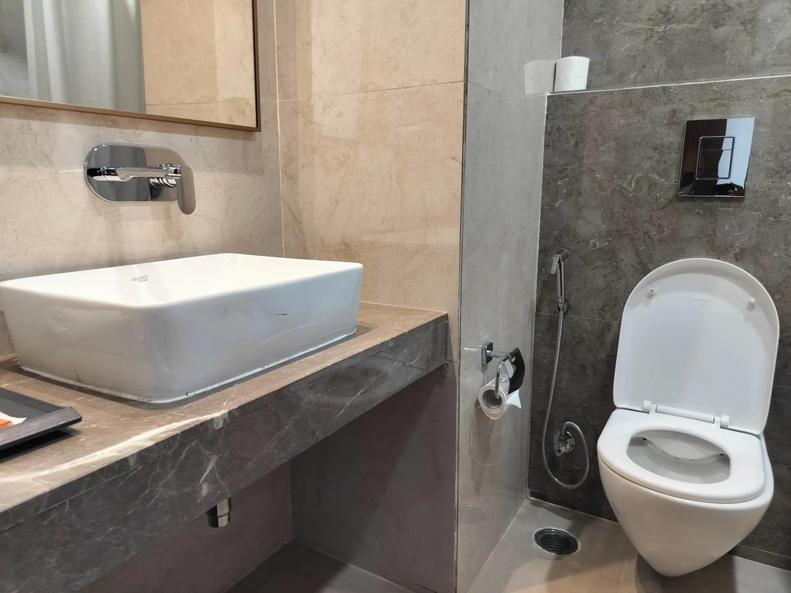 Bathroom in Hotel Luxe Opera NH8 - 7km from IGI Airport Delhi