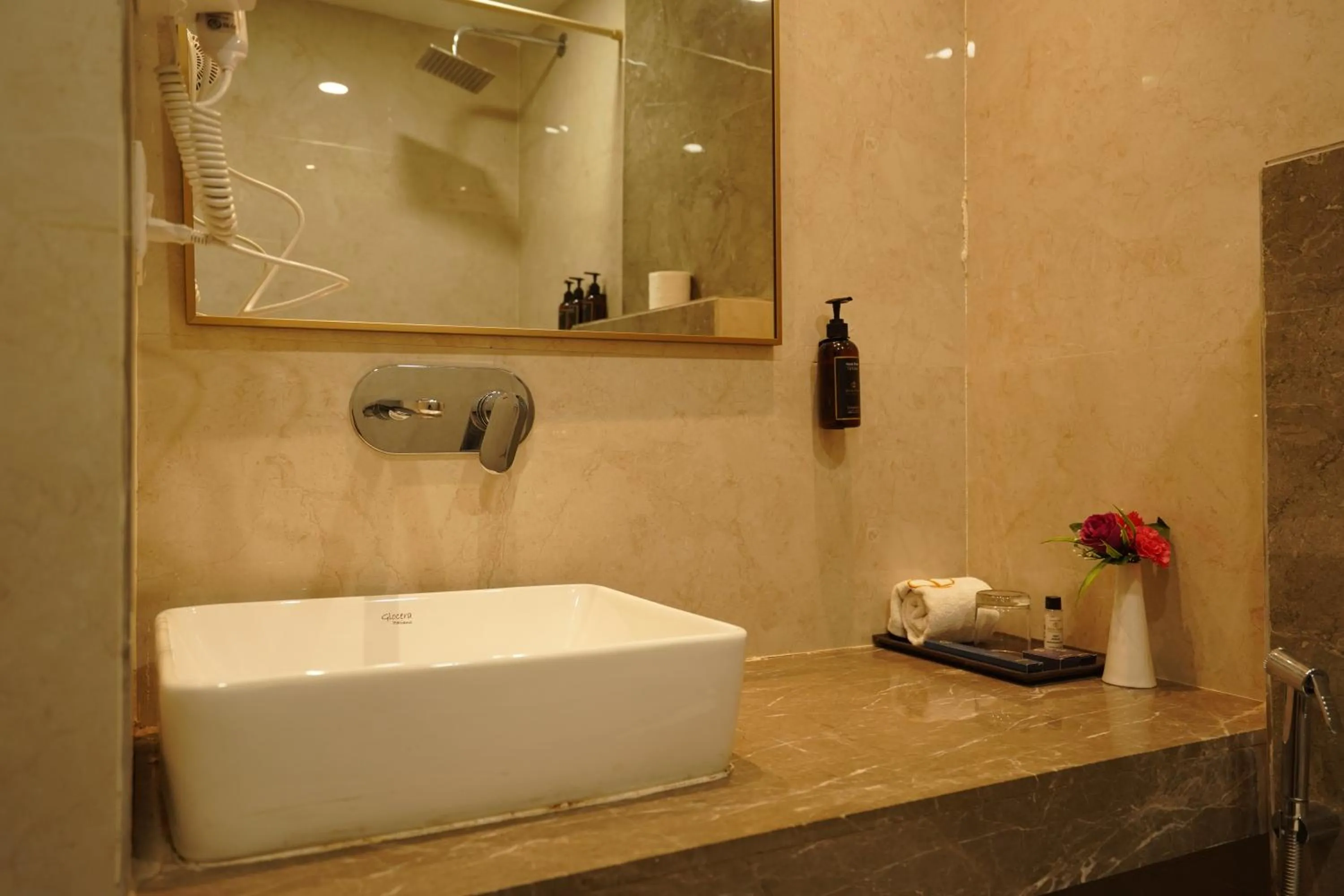 Bathroom in Hotel Luxe Opera NH8 - 7km from IGI Airport Delhi
