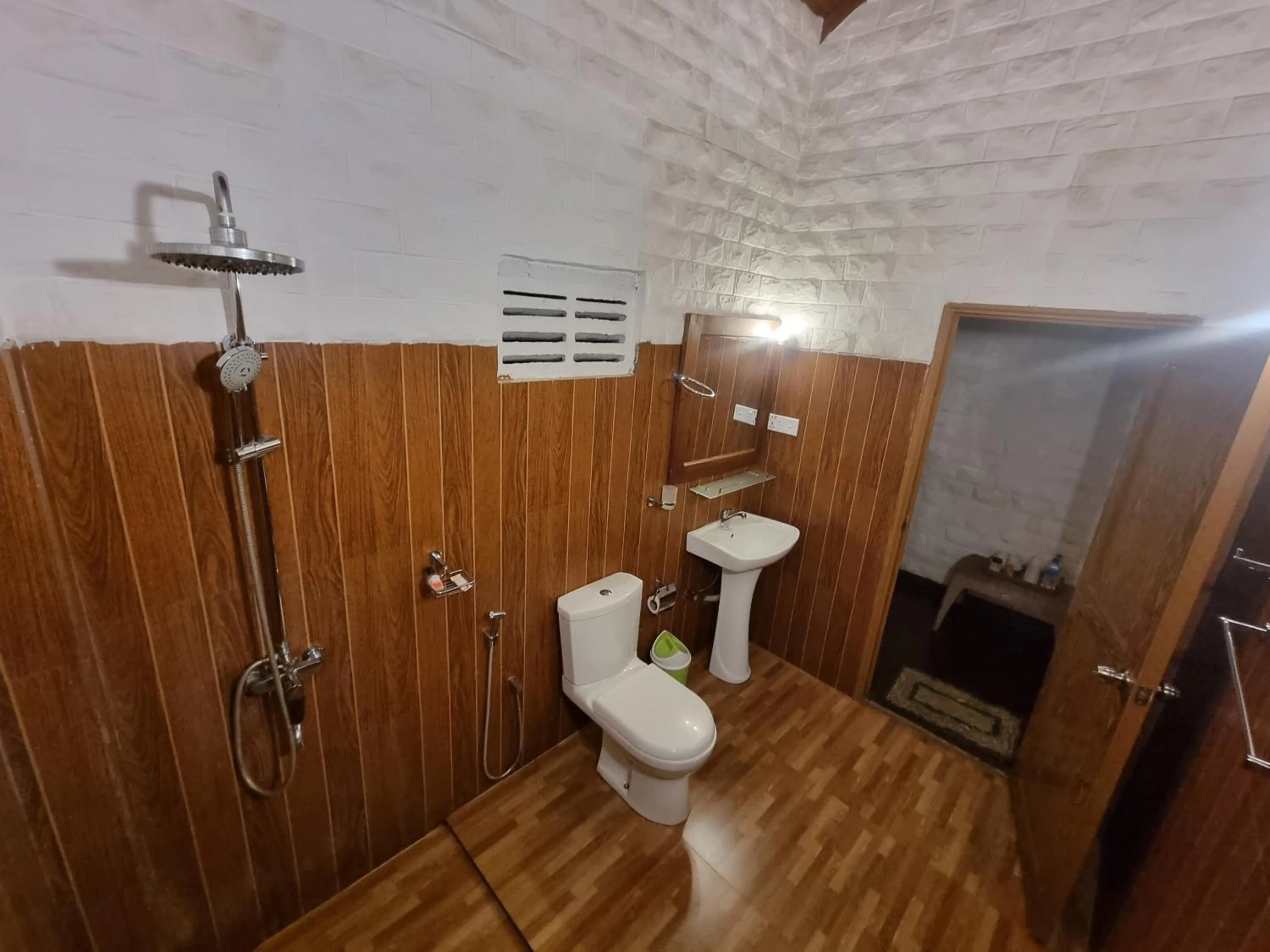 Shower in Liyon Rest sigiriya