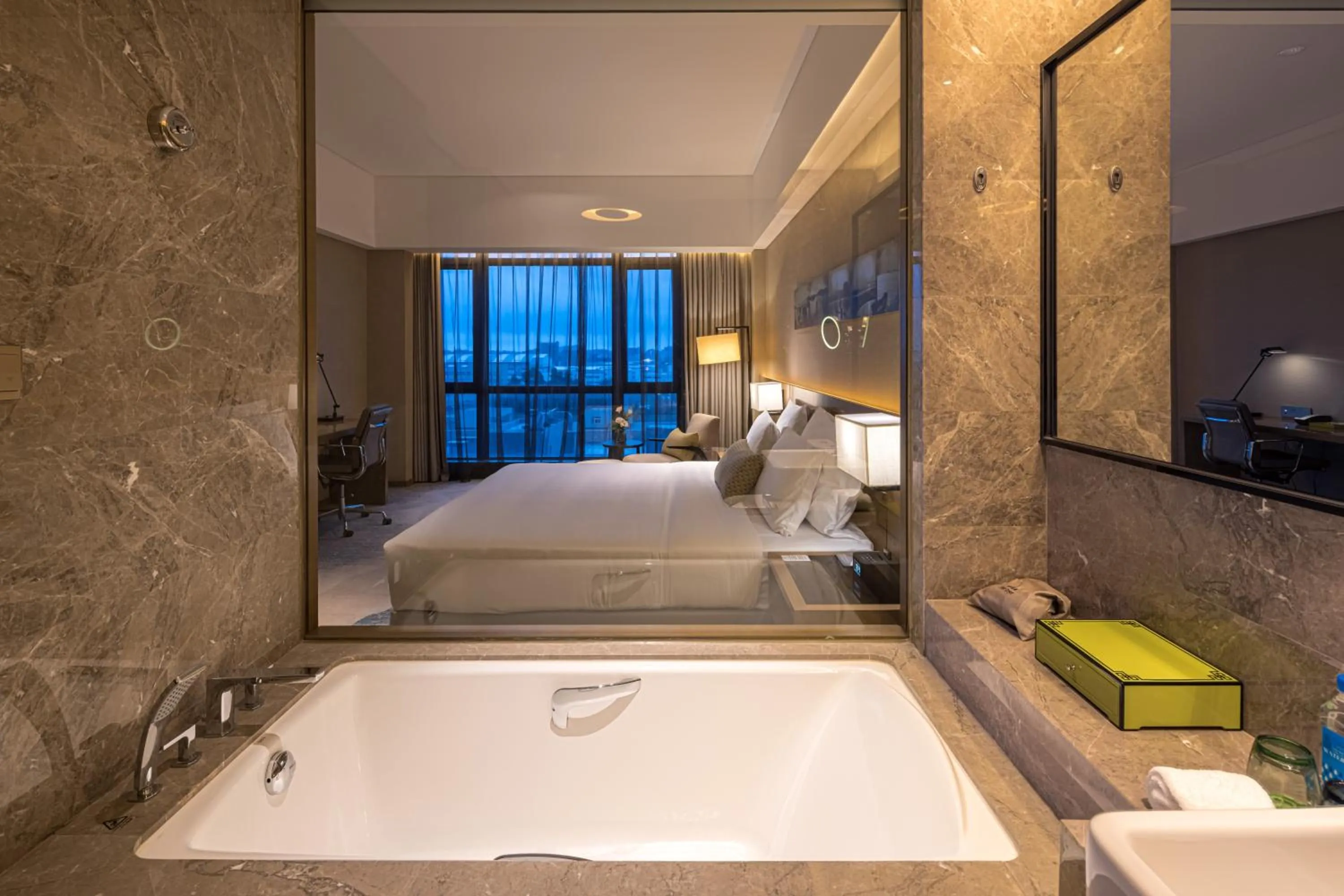 Bathroom, Bed in Wyndham JinJiang Hotel