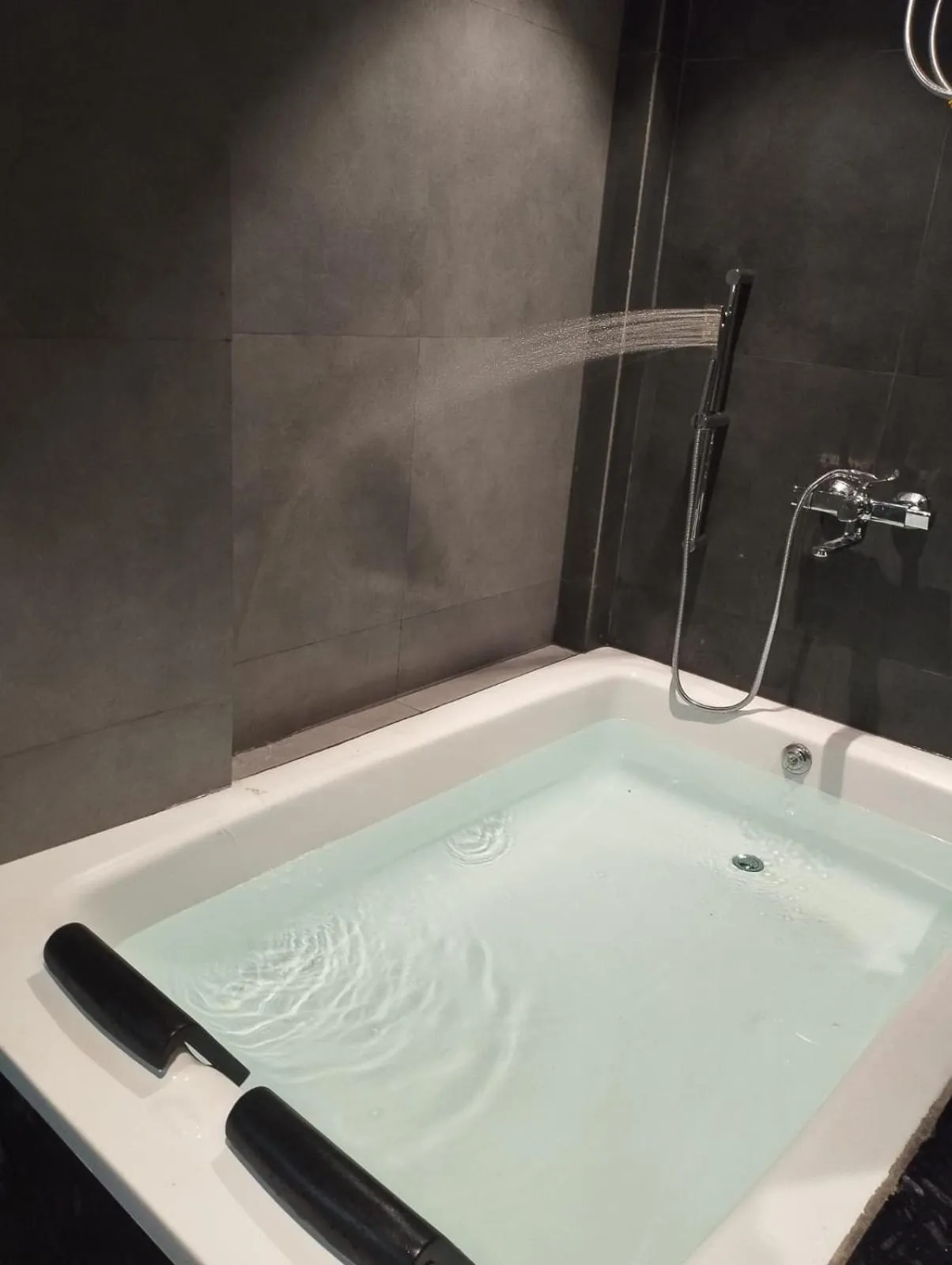 Bath in The Havelock Hotel, Vijay Nagar