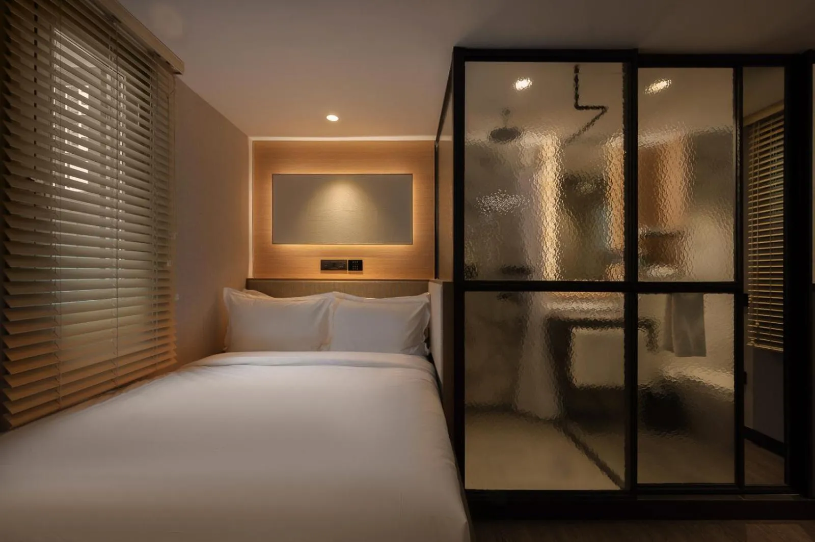Bedroom, Bed in Claude Hotel