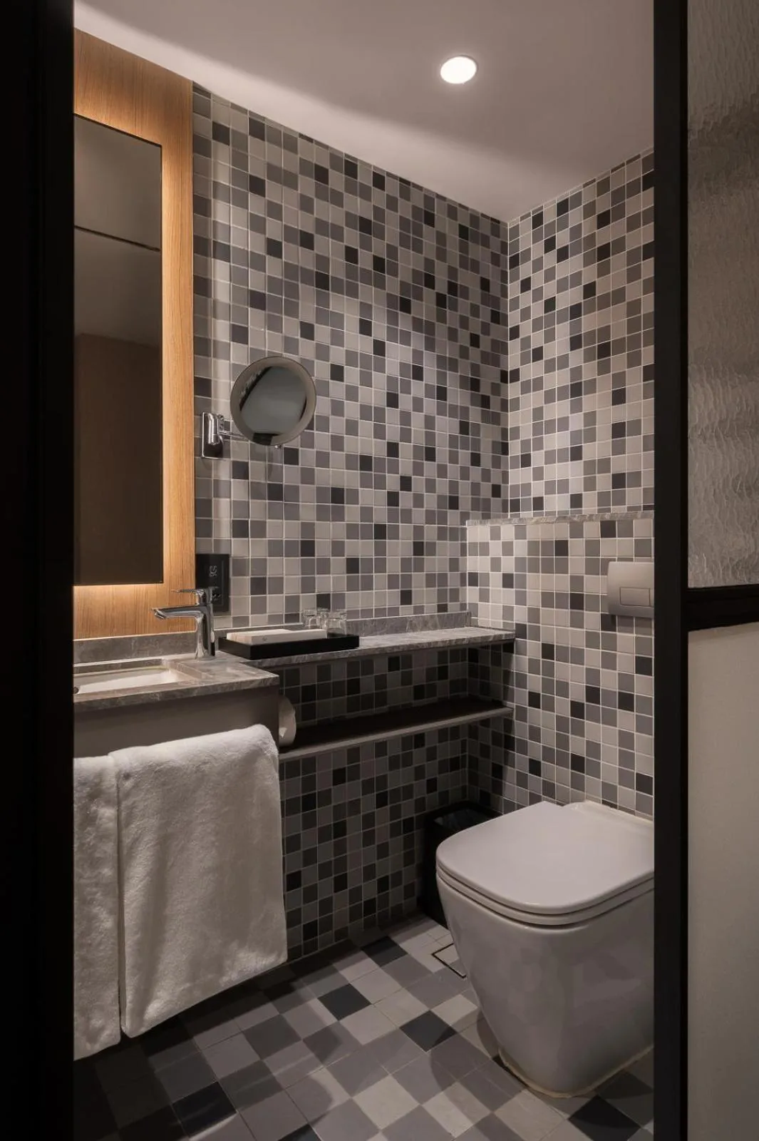 Toilet in Claude Hotel