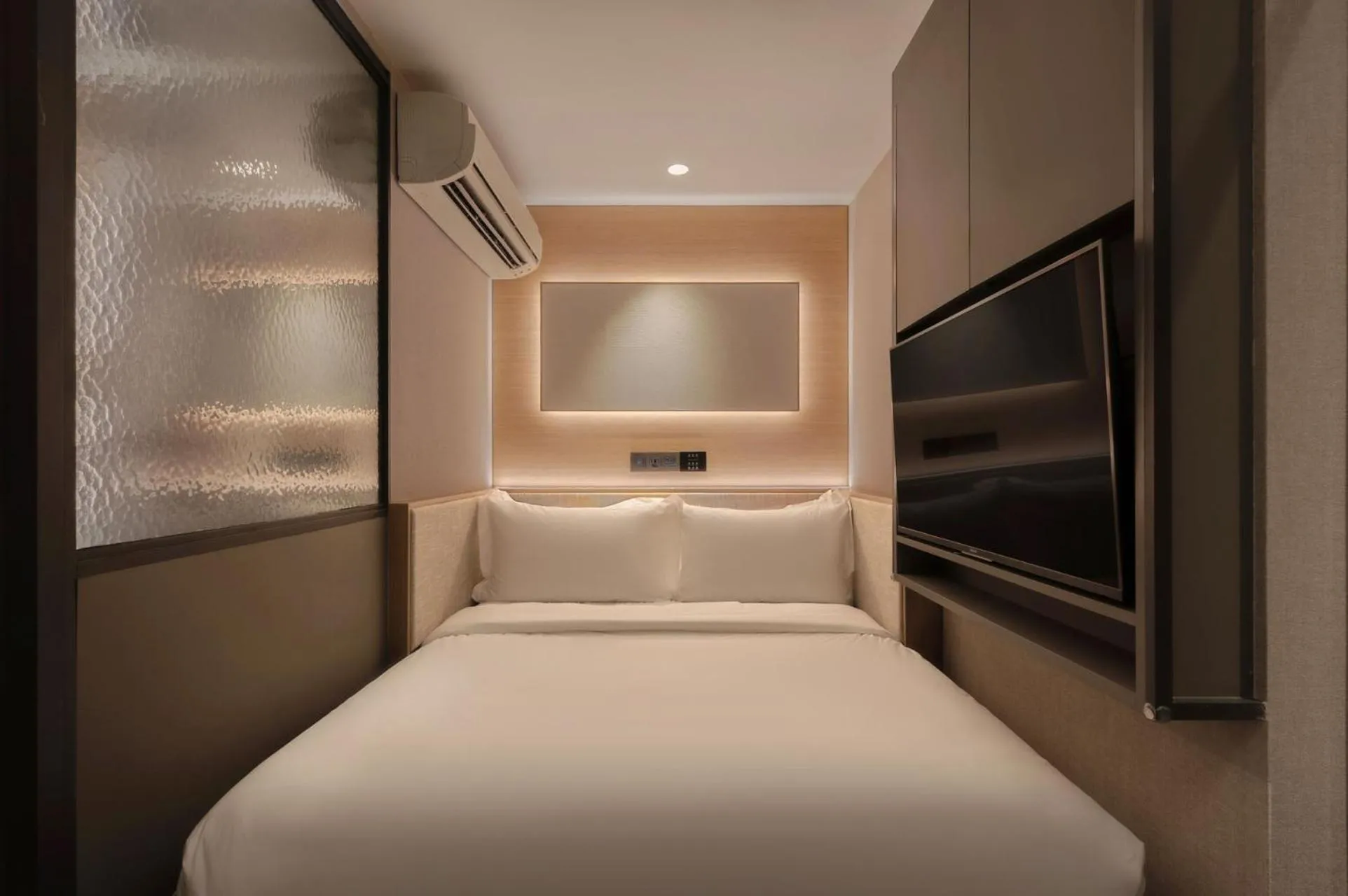 Bed in Claude Hotel