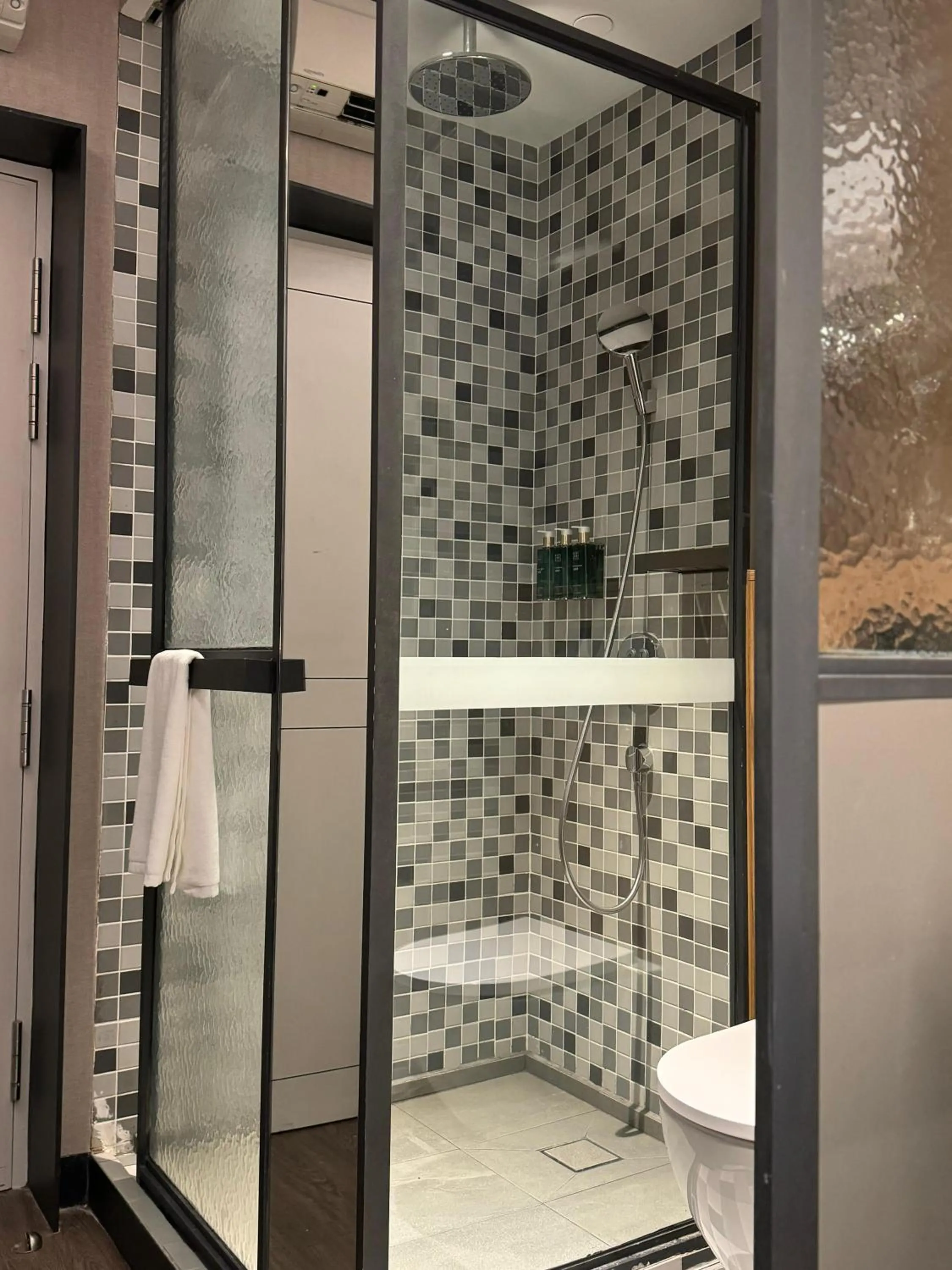 Shower in Claude Hotel