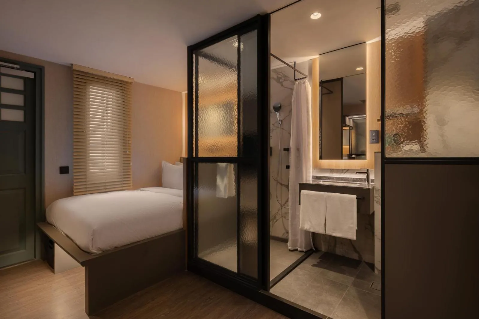 Bedroom, Bed in Claude Hotel