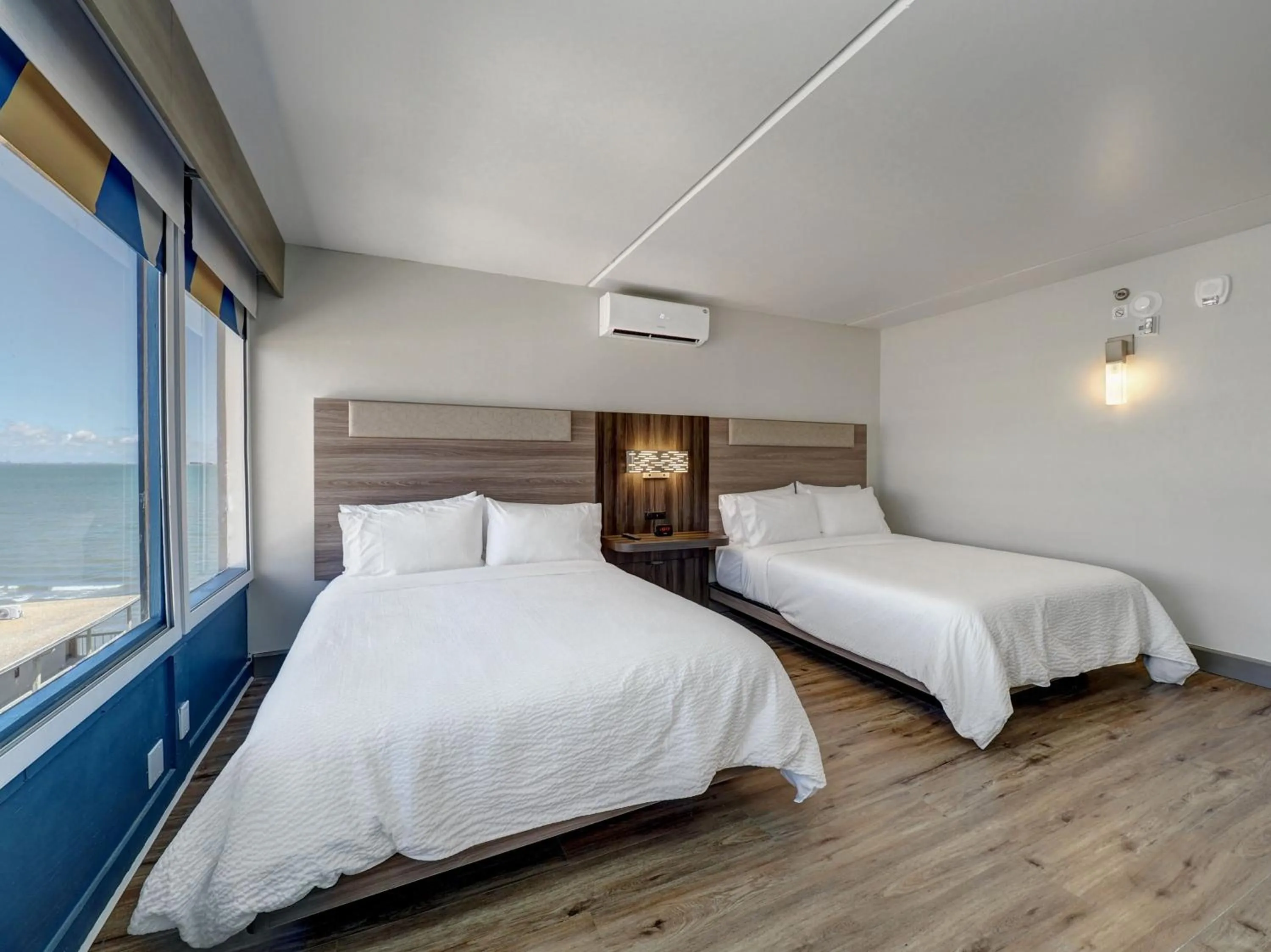 Photo of the whole room, Bed in Holiday Inn Express Corpus Christi - Beachfront by IHG