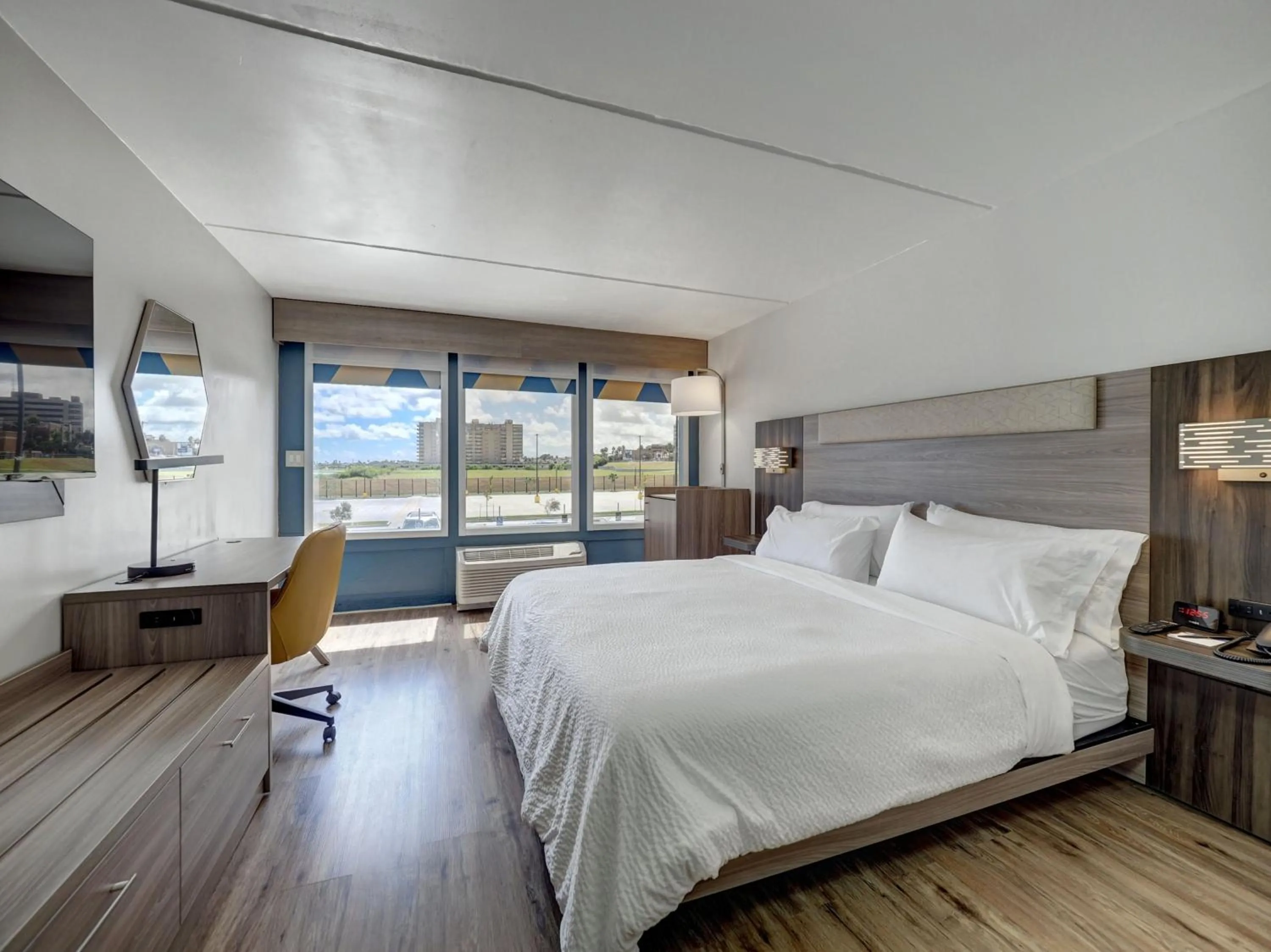 Photo of the whole room, Bed in Holiday Inn Express Corpus Christi - Beachfront by IHG