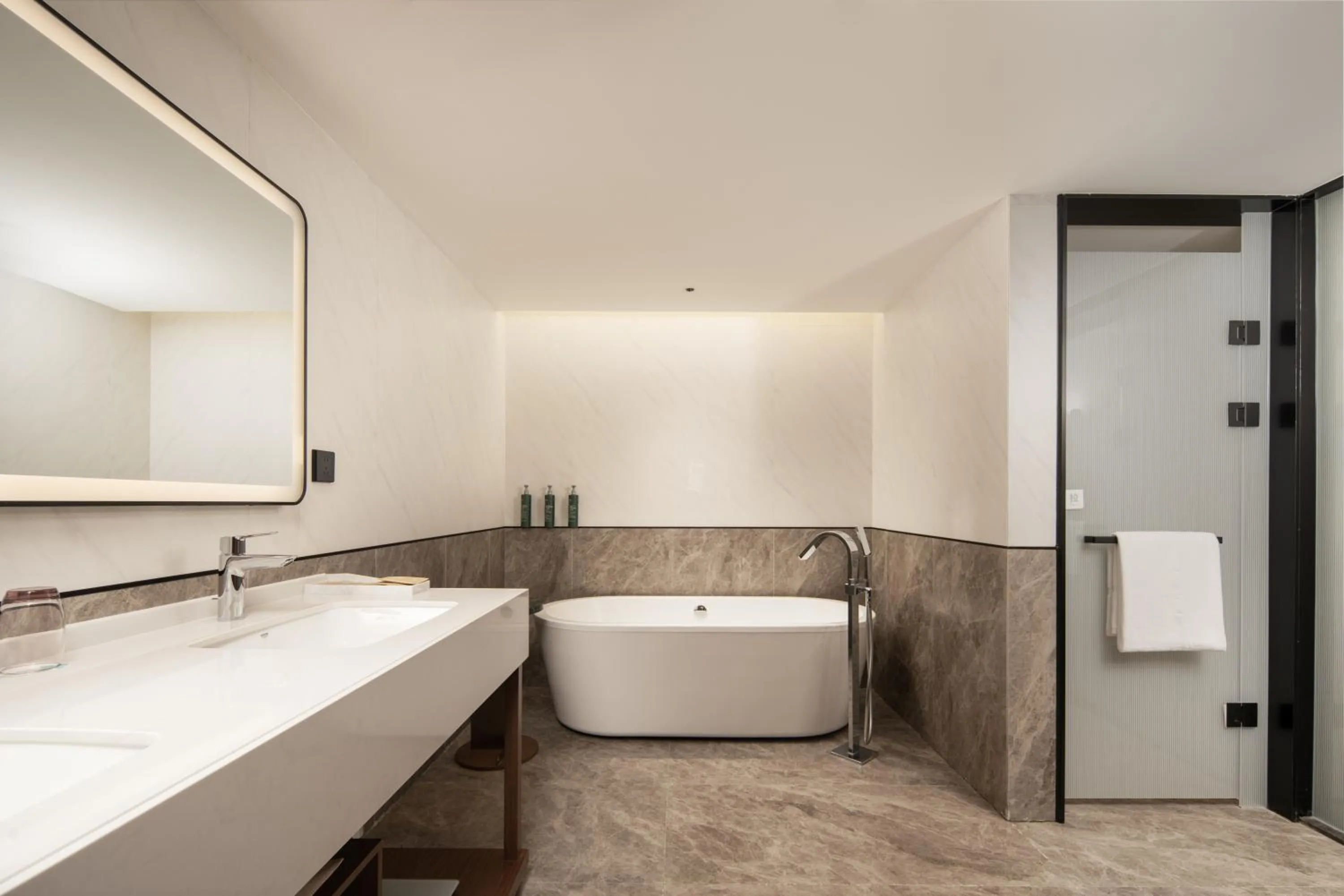 Bath in Hilton Garden Inn Beijing West Railway Station