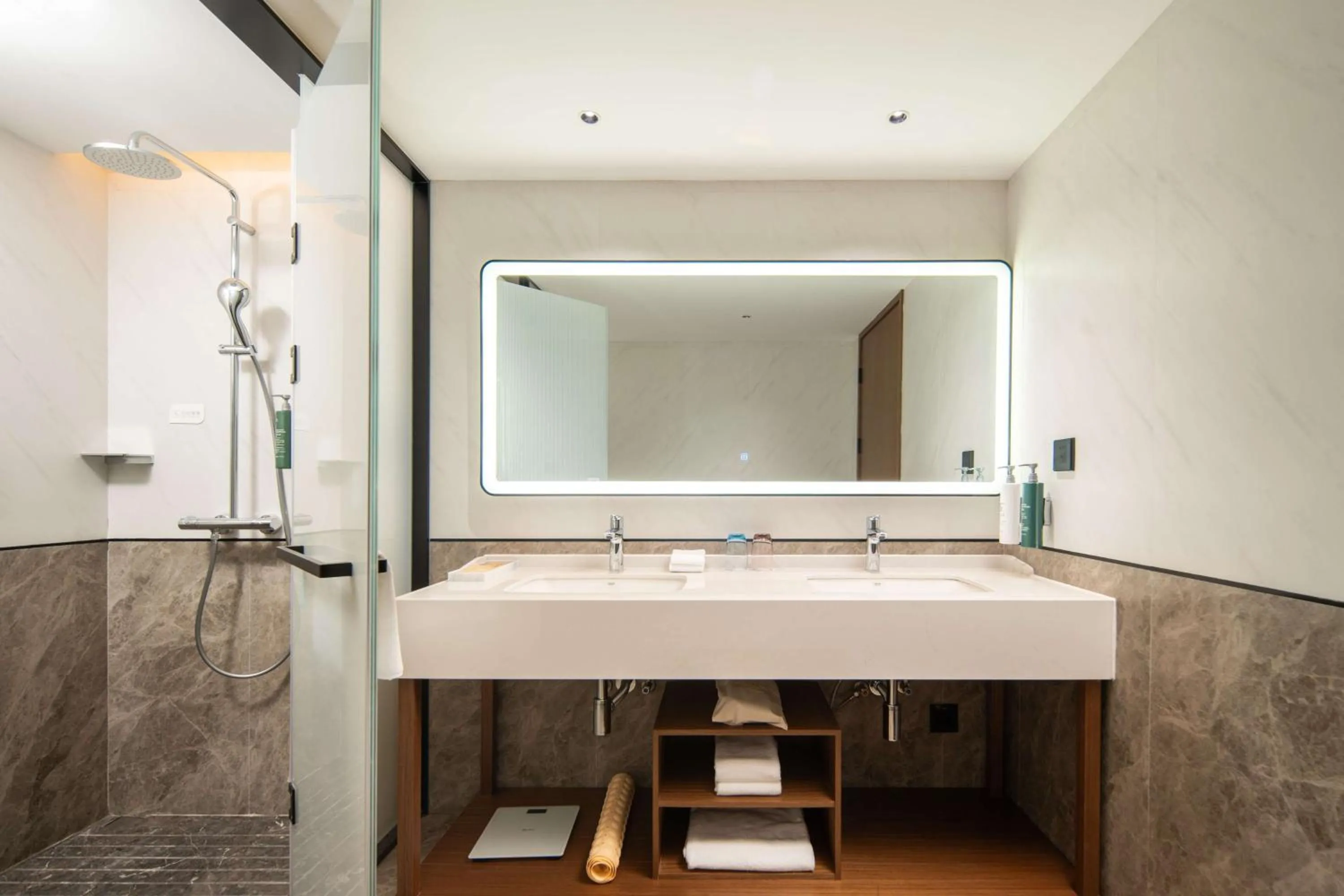 Bathroom in Hilton Garden Inn Beijing West Railway Station