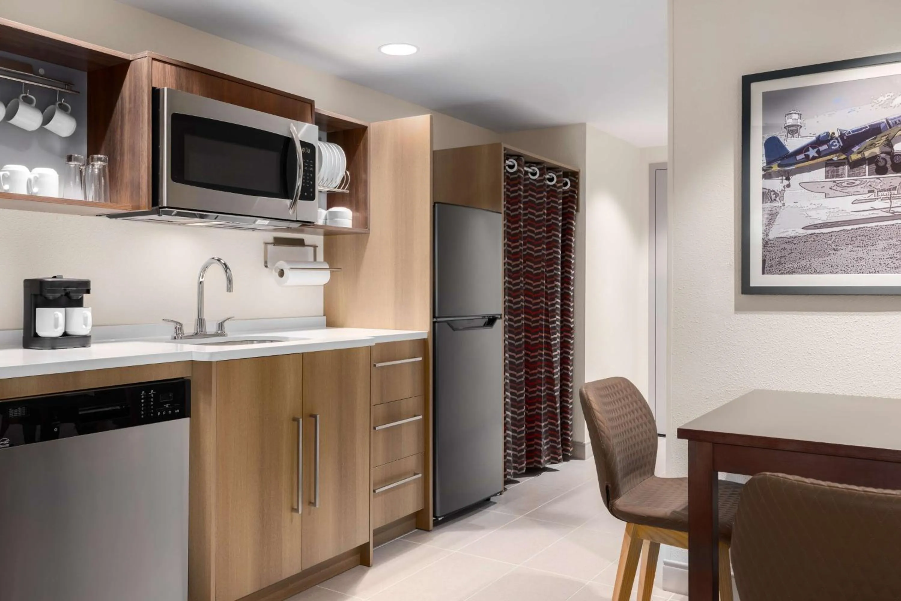 Kitchen or kitchenette in Home2 Suites By Hilton Virginia Beach Princess Anne