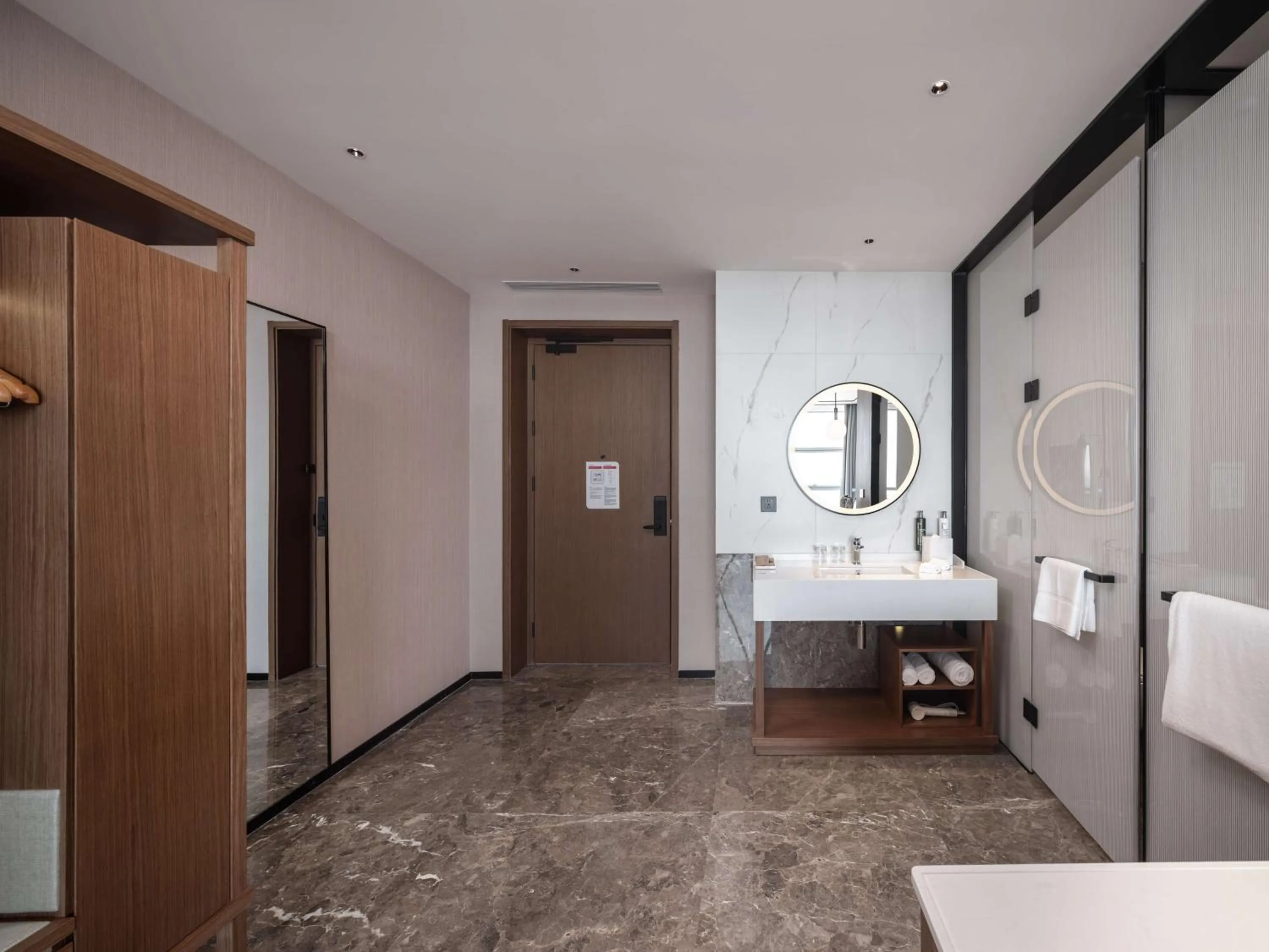 Bathroom, Bed in Hilton Garden Inn Taiyuan Binhe
