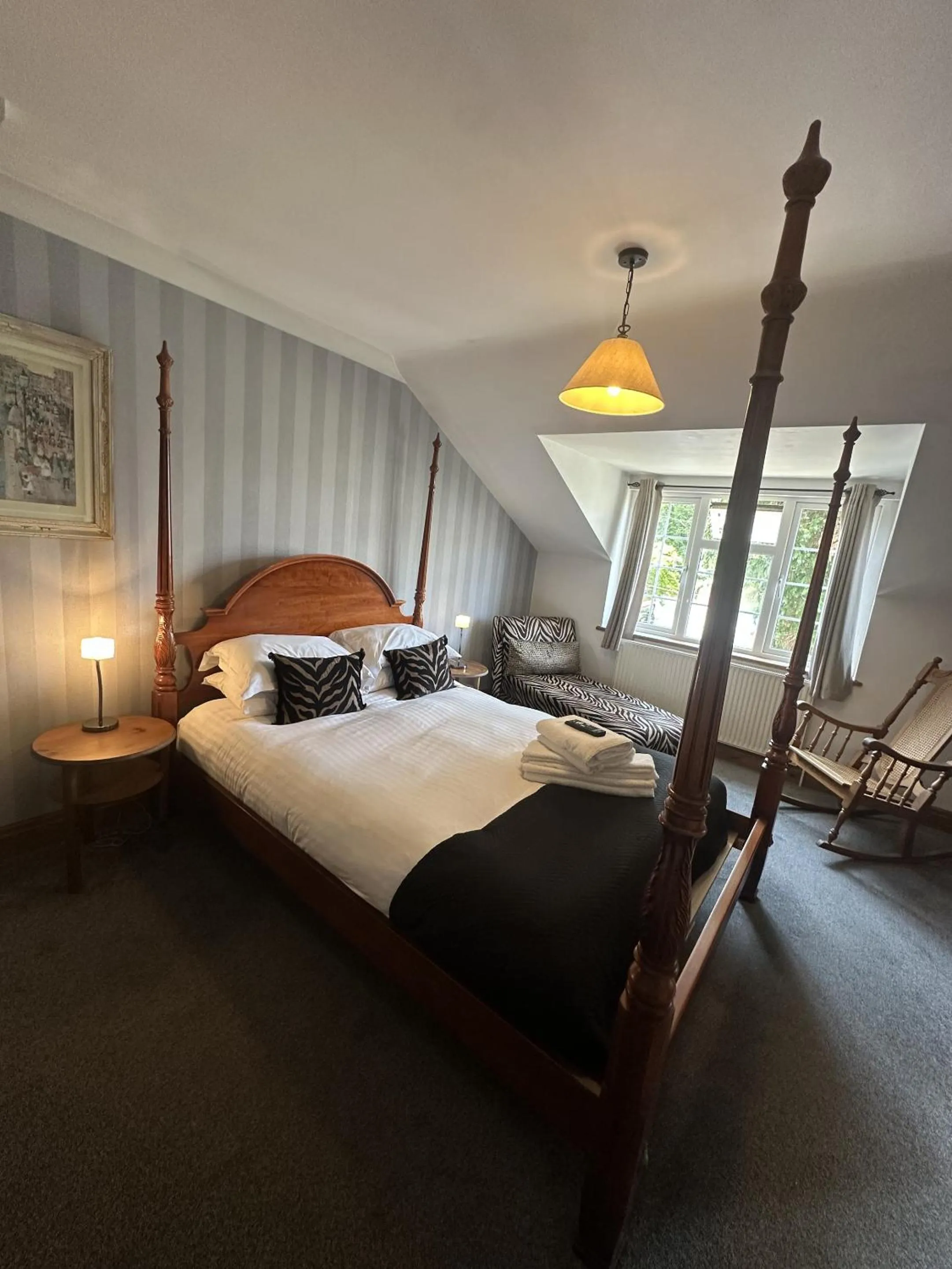 Bedroom, Bed in The Crooked Inn