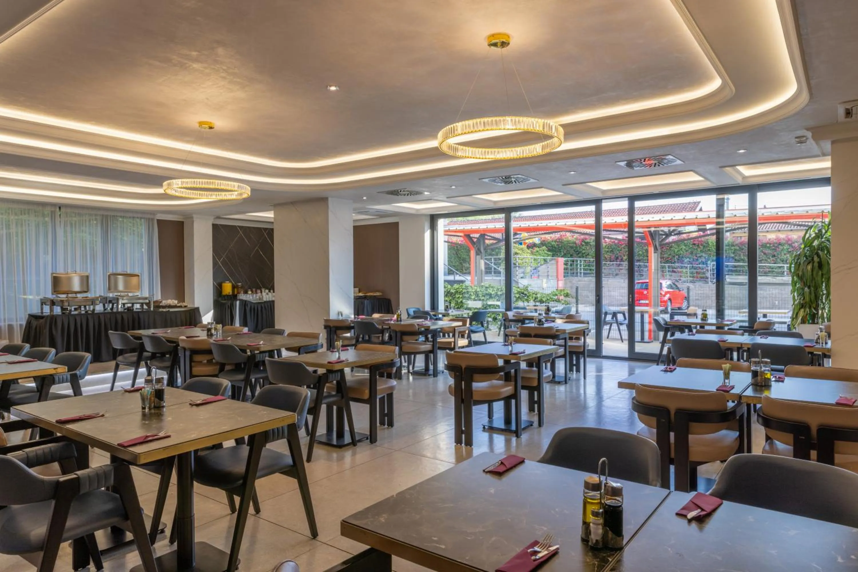 Restaurant/places to eat in Nobel West Hotel