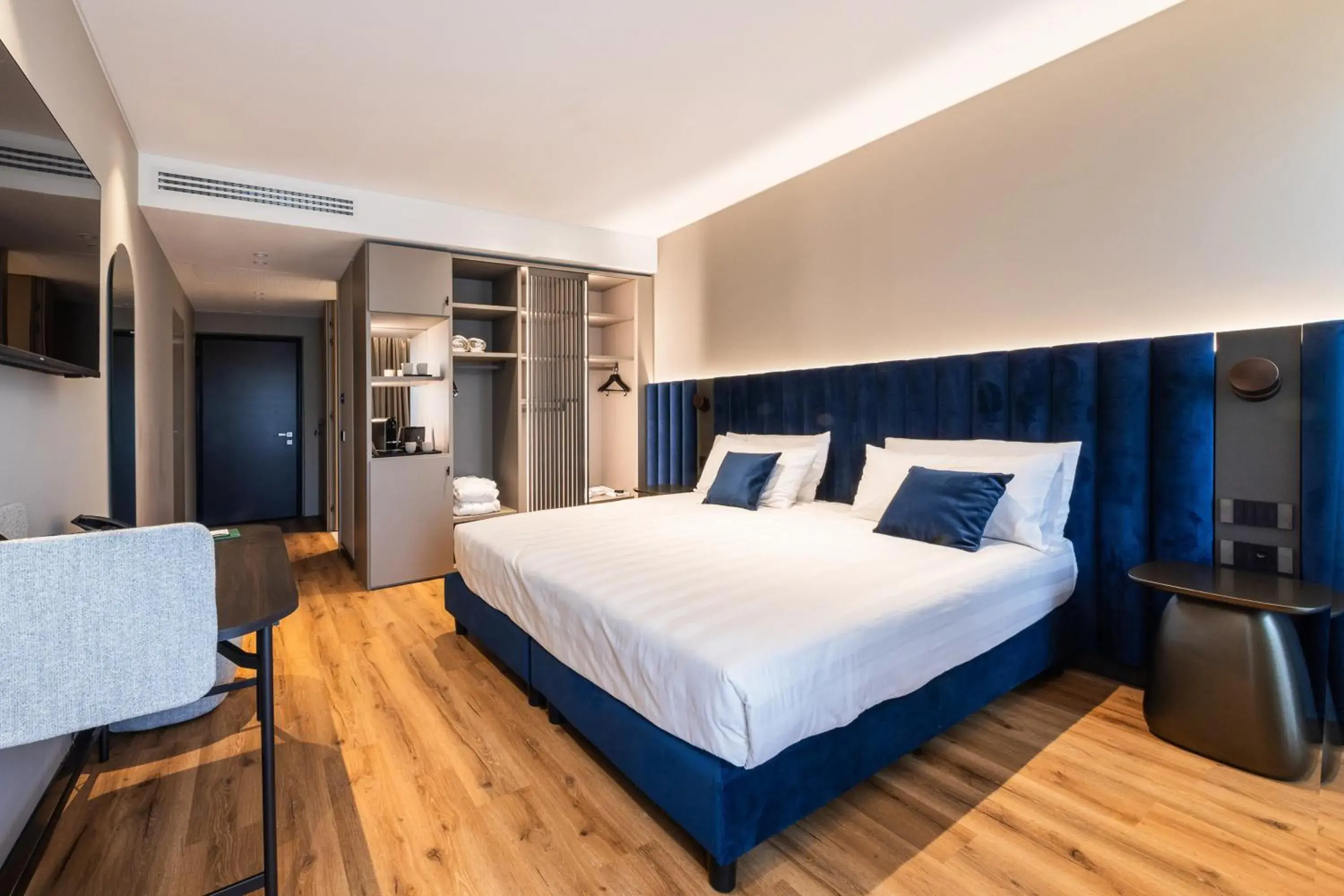 Bedroom, Bed in Como Hills Bedroom, Bed in Como Hills