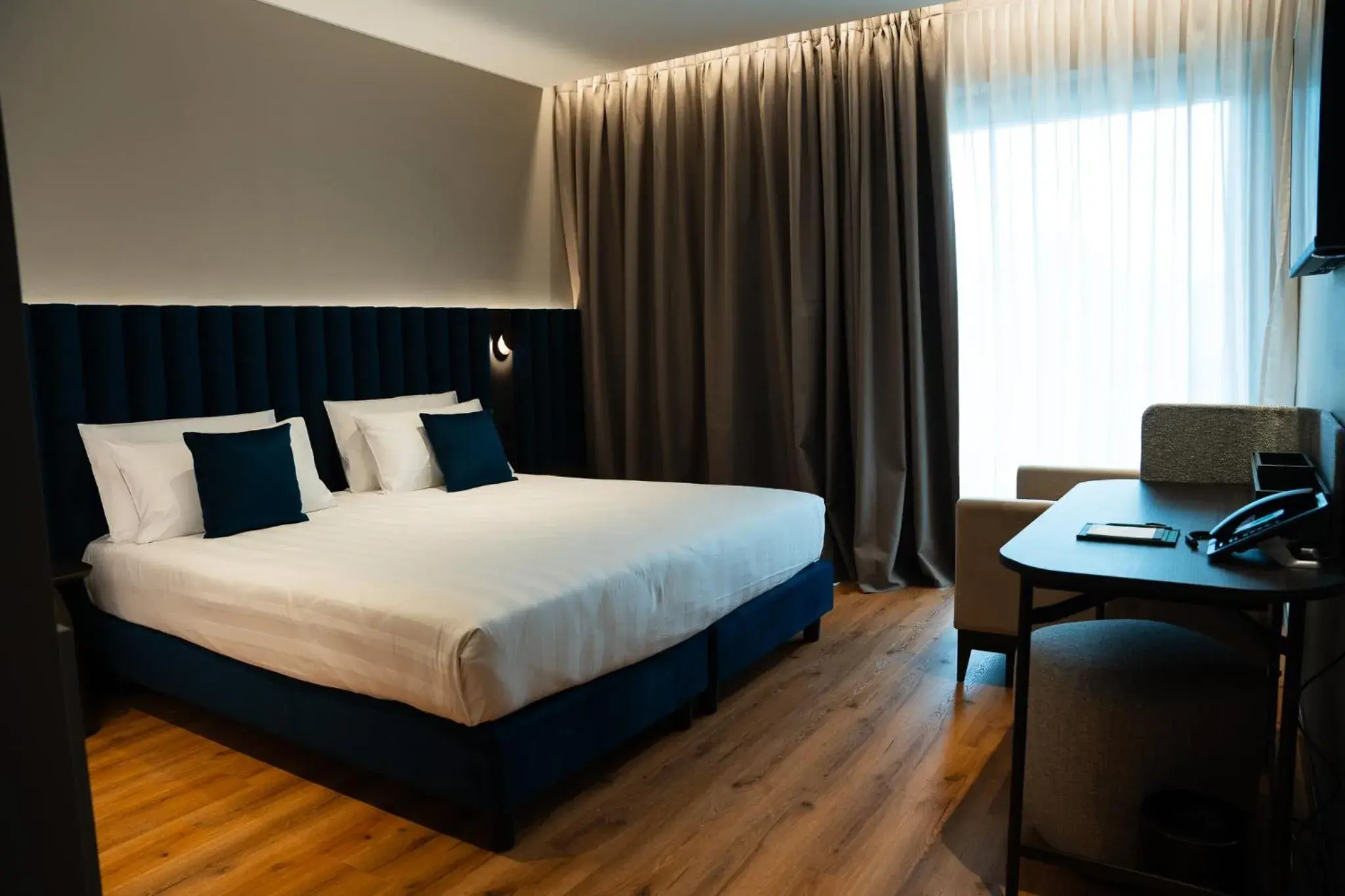 Bedroom, Bed in Como Hills Bedroom, Bed in Como Hills