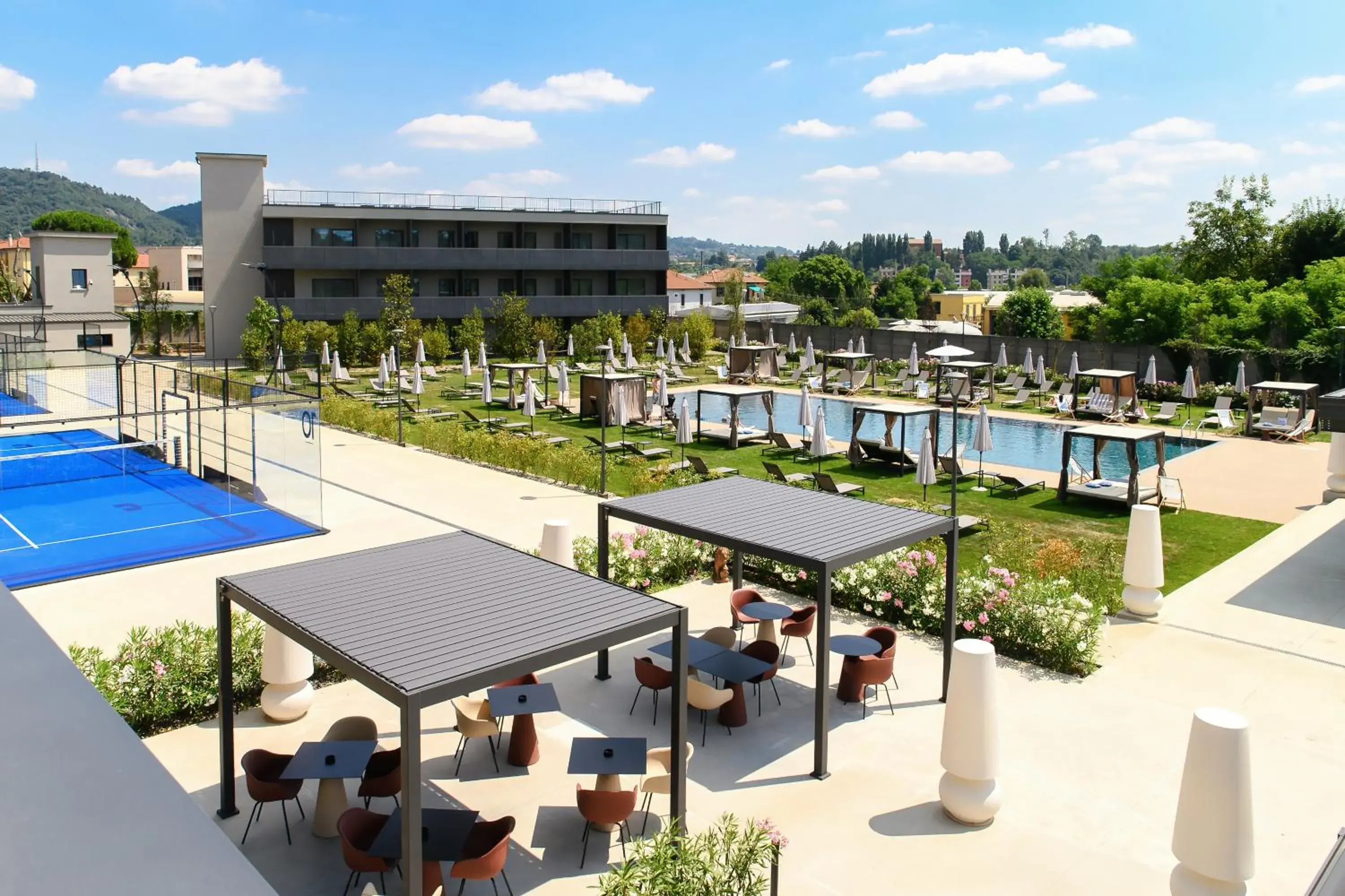 Property building in Como Hills Property building in Como Hills