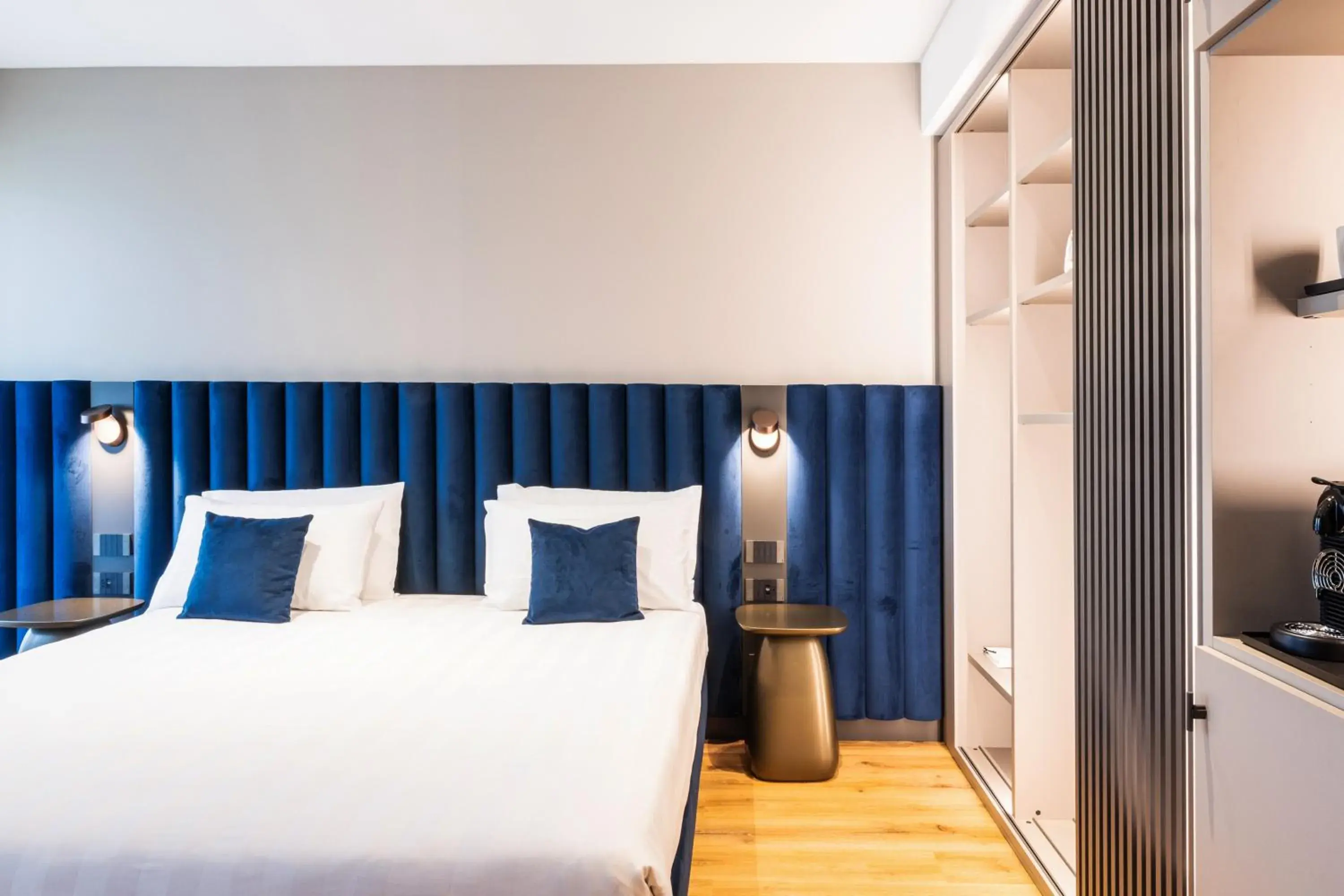 Bedroom, Bed in Como Hills Bedroom, Bed in Como Hills