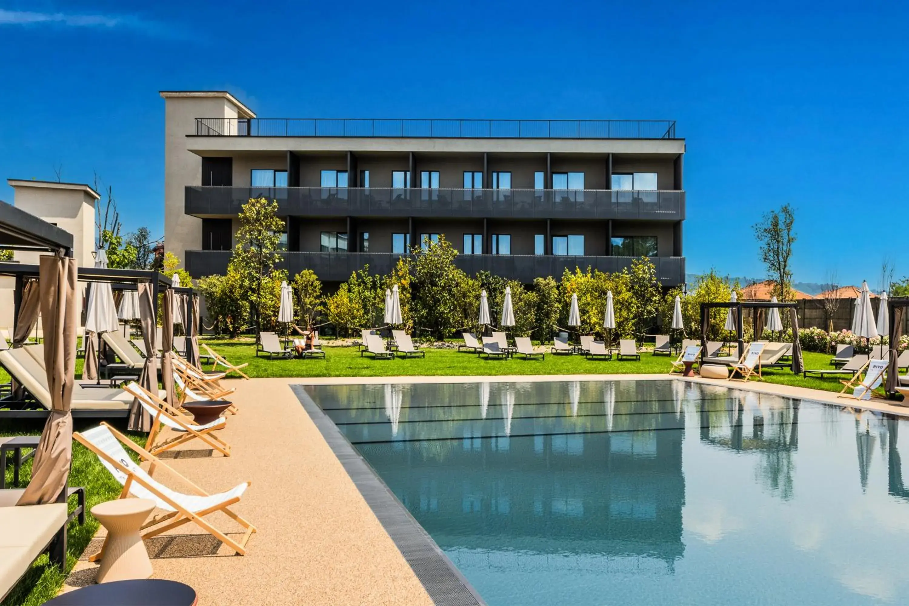 Property building in Como Hills Property building in Como Hills